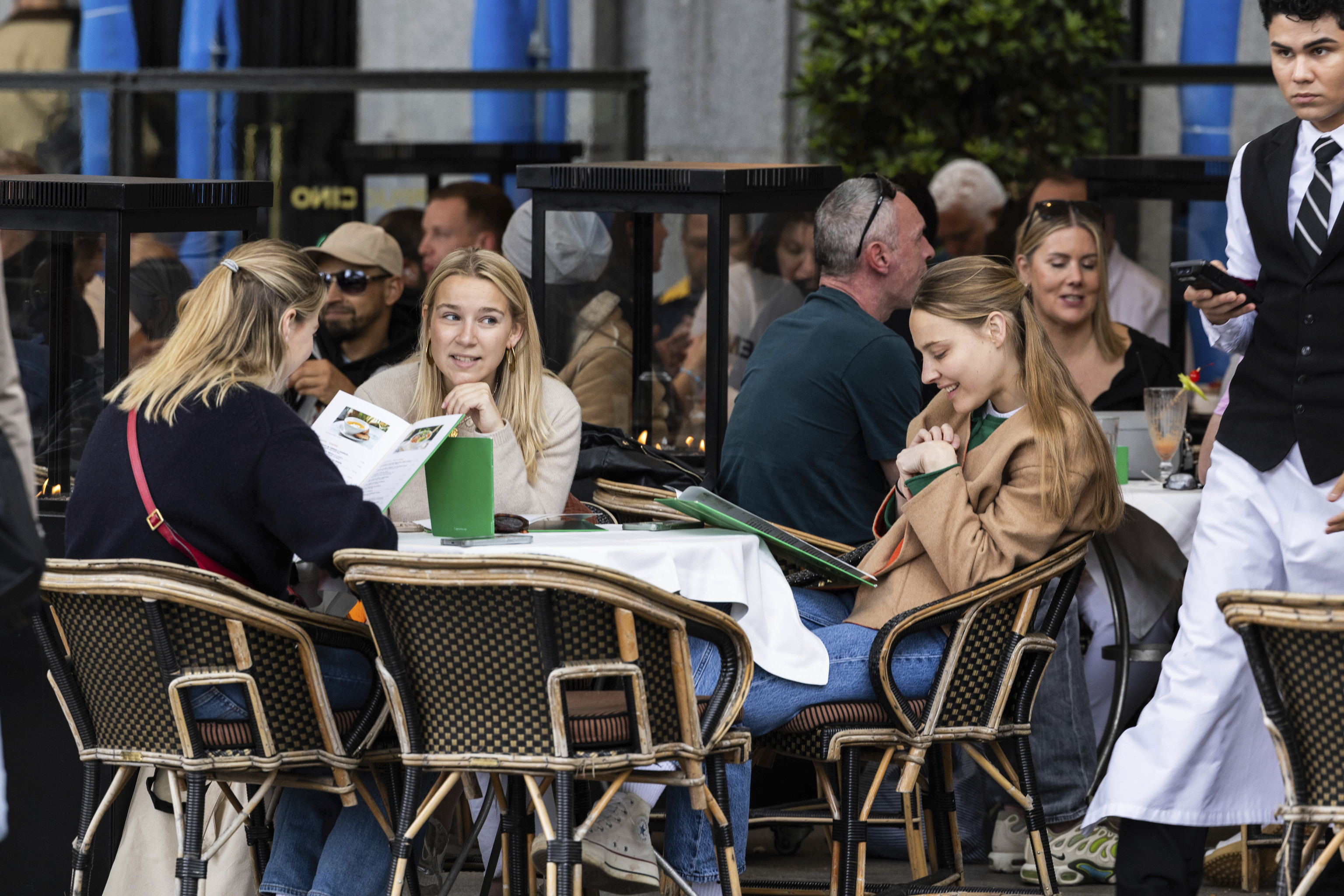 España crea 224.000 empleos en abril y supera por primera vez los 22 millones de afiliados por el tirón de la hostelería
