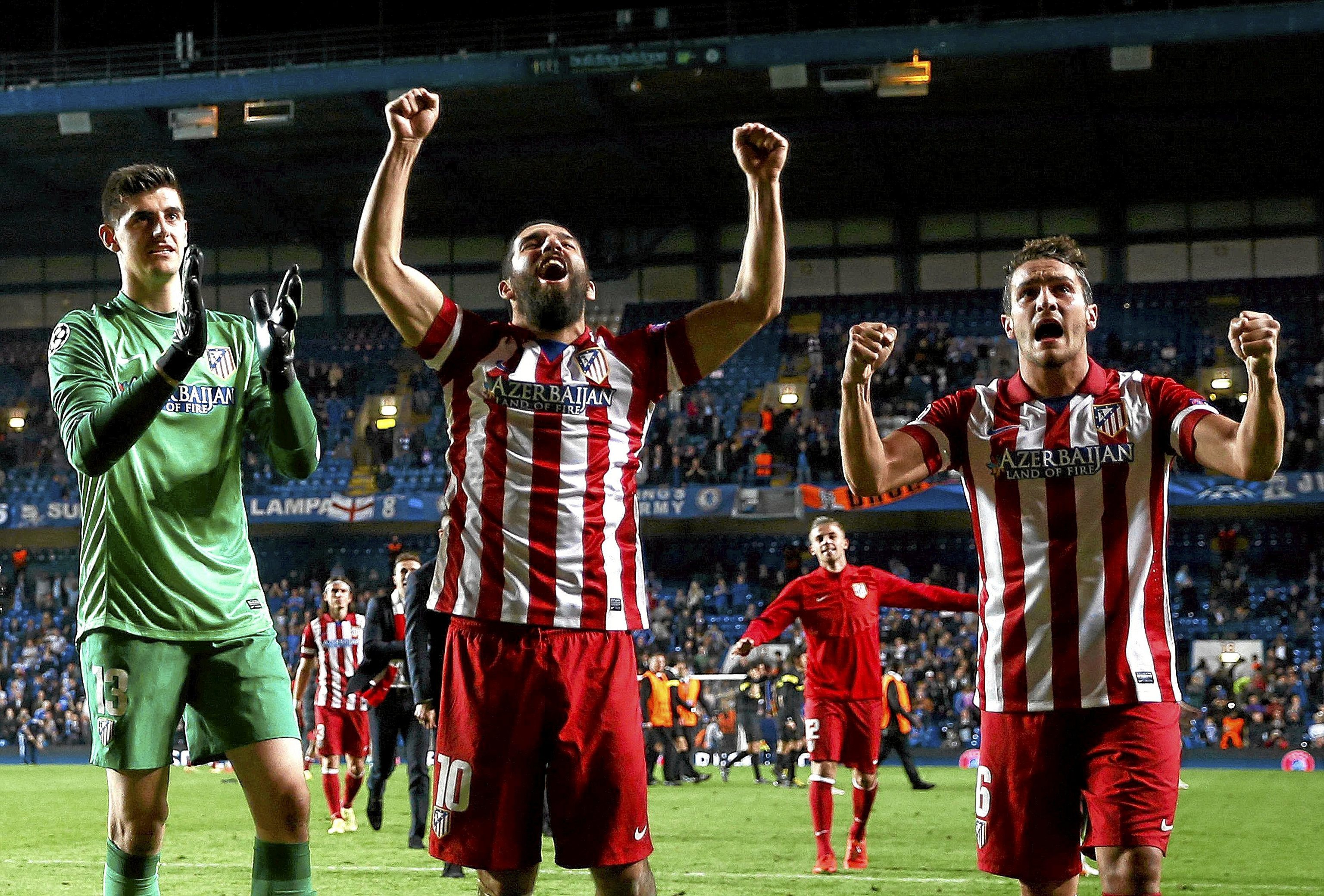 Courtois, Arda Turán y Koke celebran el pase a la final en 2014.