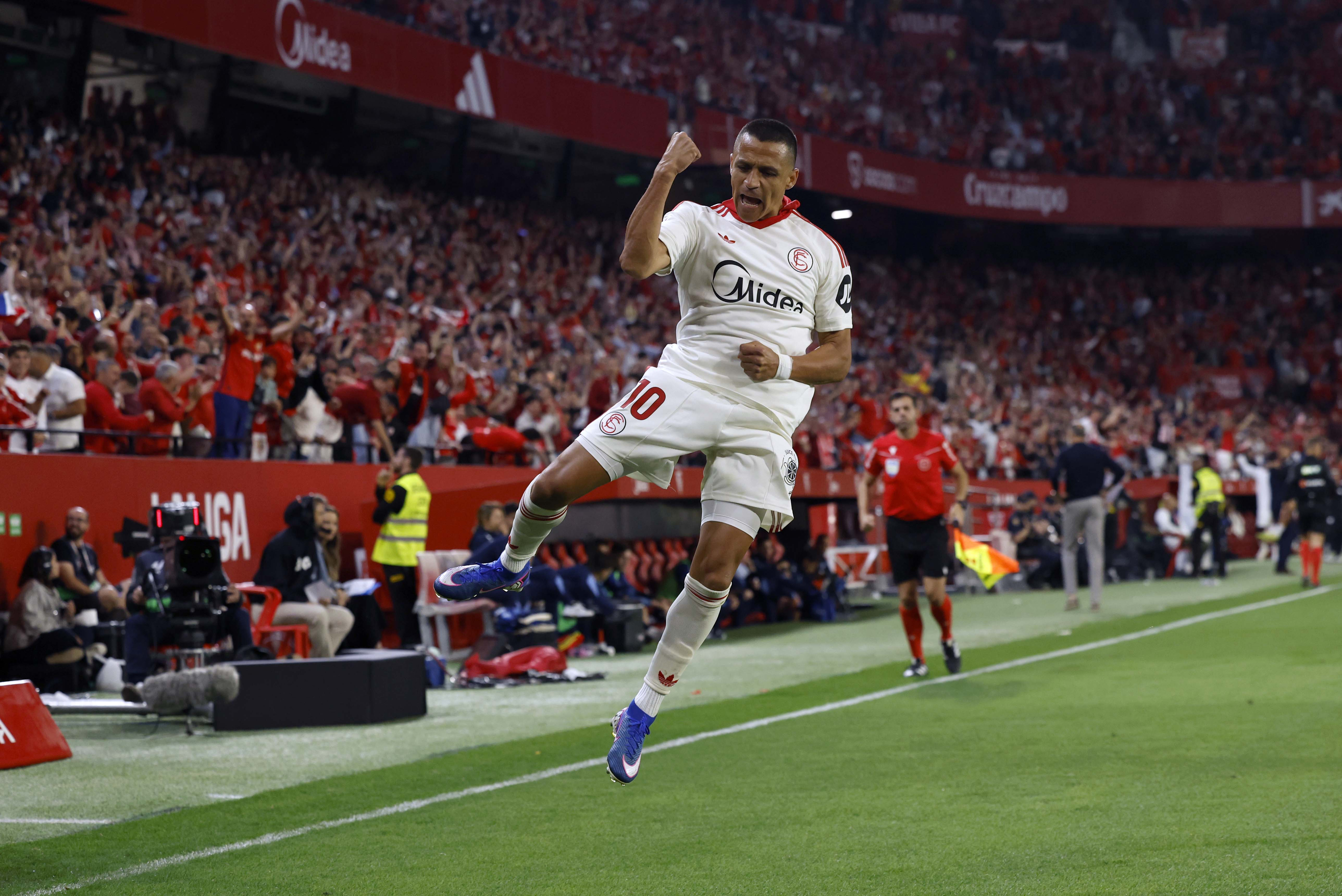 Alexis S�nchez celebra el gol del Sevilla.E/ Julio Mu�oz