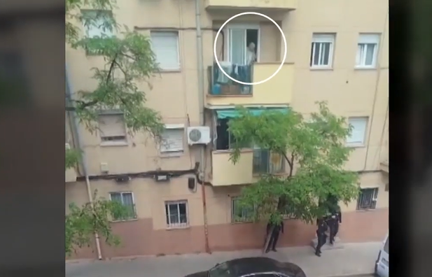 El detenido en el balc�n de su terraza.