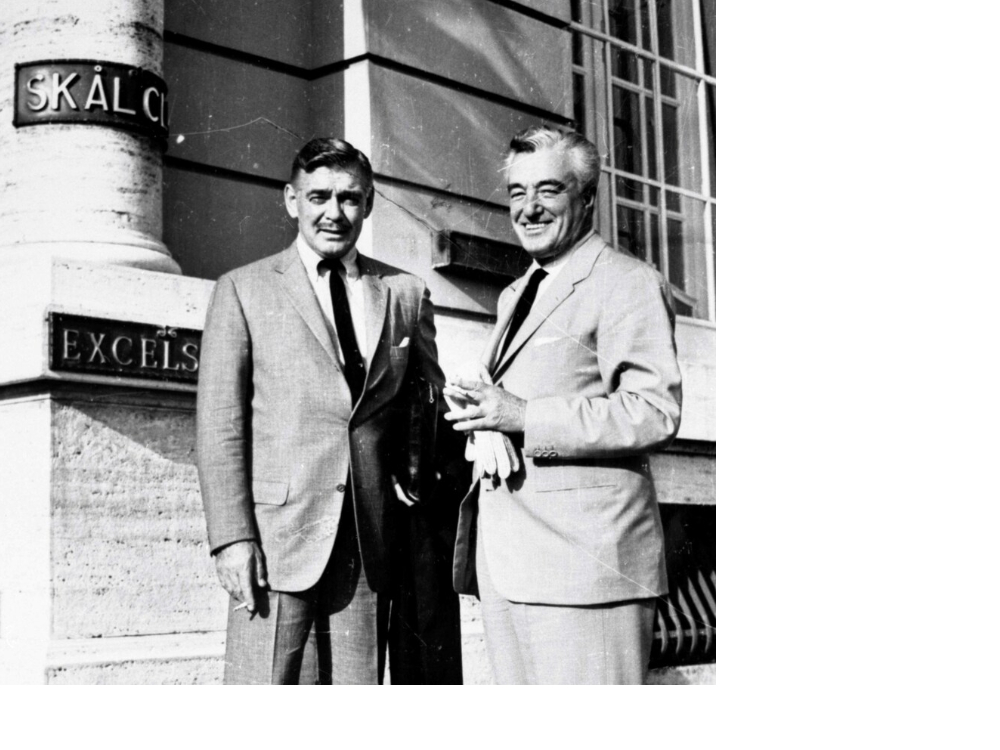 Clark Gable y Vittorio De Sica, en la entrada del establecimiento.