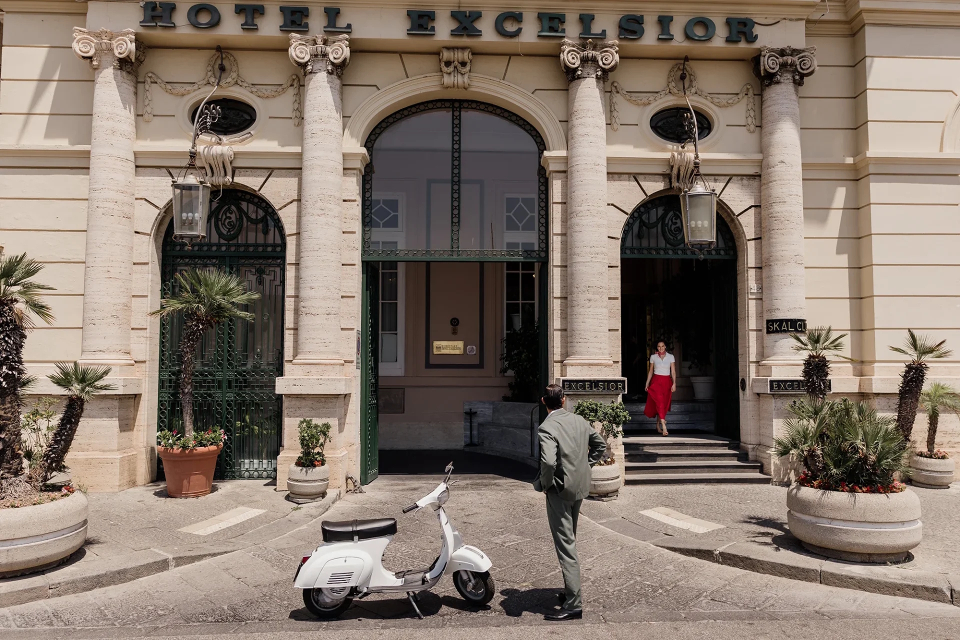 Entrada del edificio, en la Via Partenope.