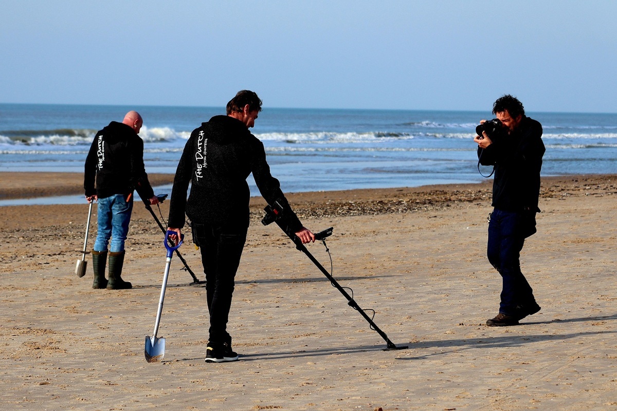 Uso de detectores de metales en una playa.