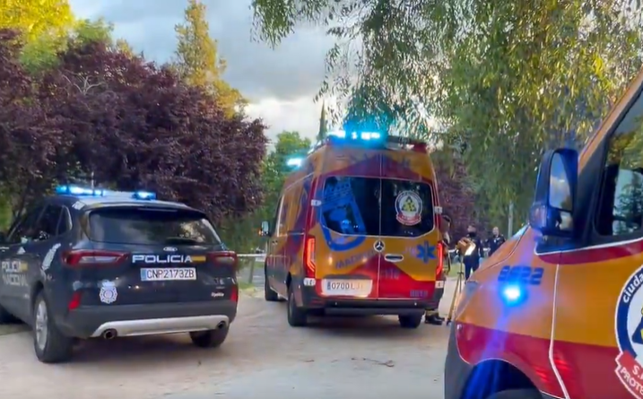M�dicos del Samur y Polic�a Nacional en el lugar del crimen.