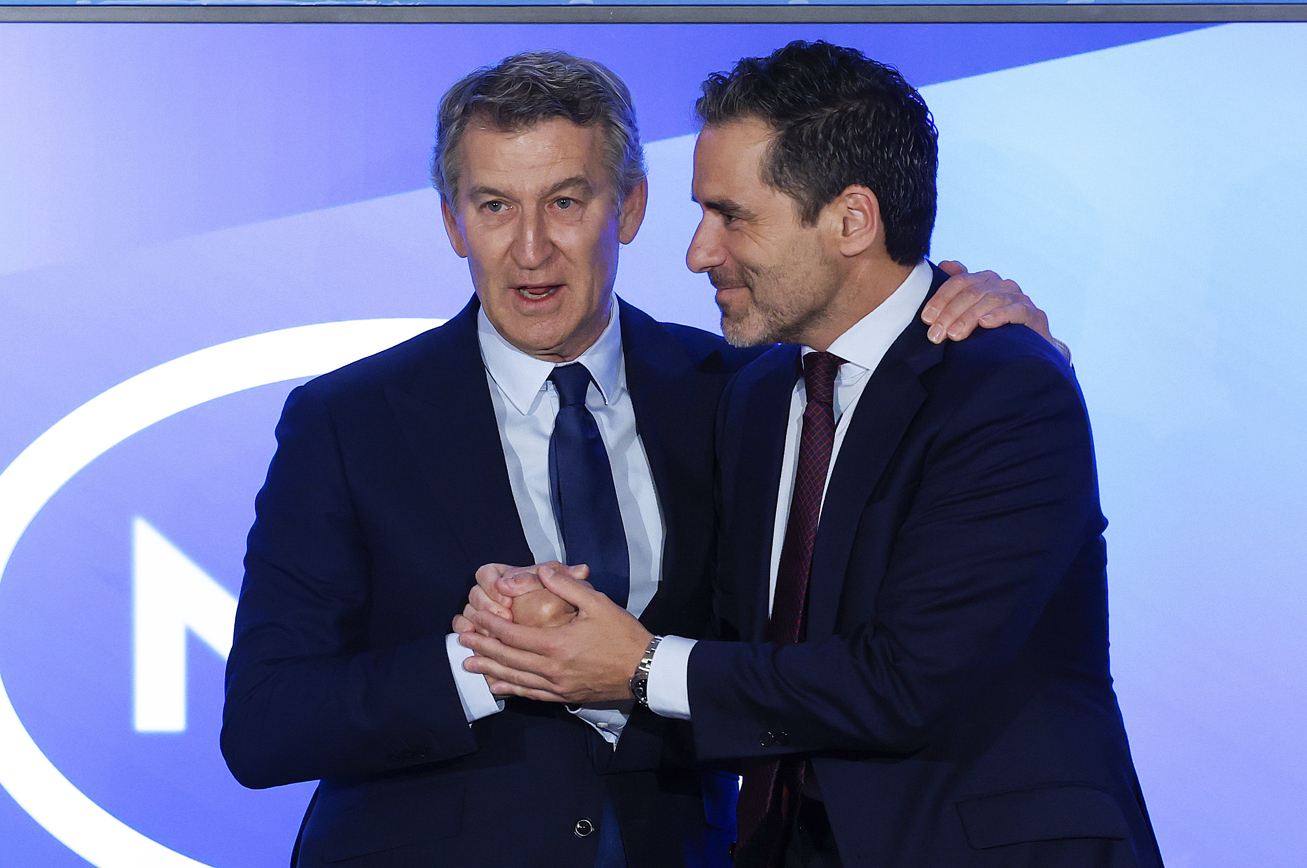 El presidente del PP, Alberto N��ez Feij�o, y el vicesecretario 'popular' Borja S�mper, este martes en un desayuno informativo en Madrid