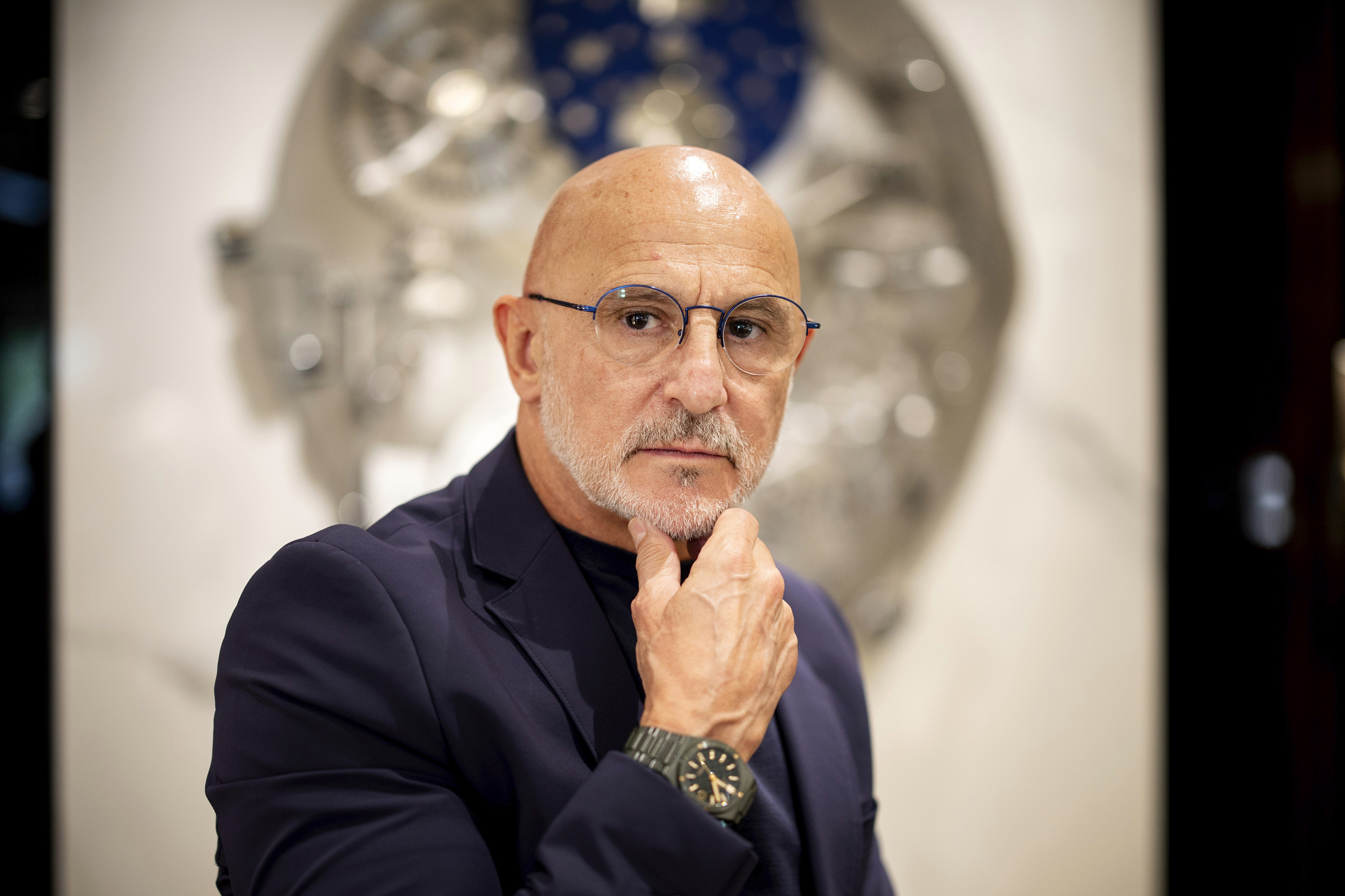 Luis de la Fuente posa en la boutique de IWC Schaffhausen.