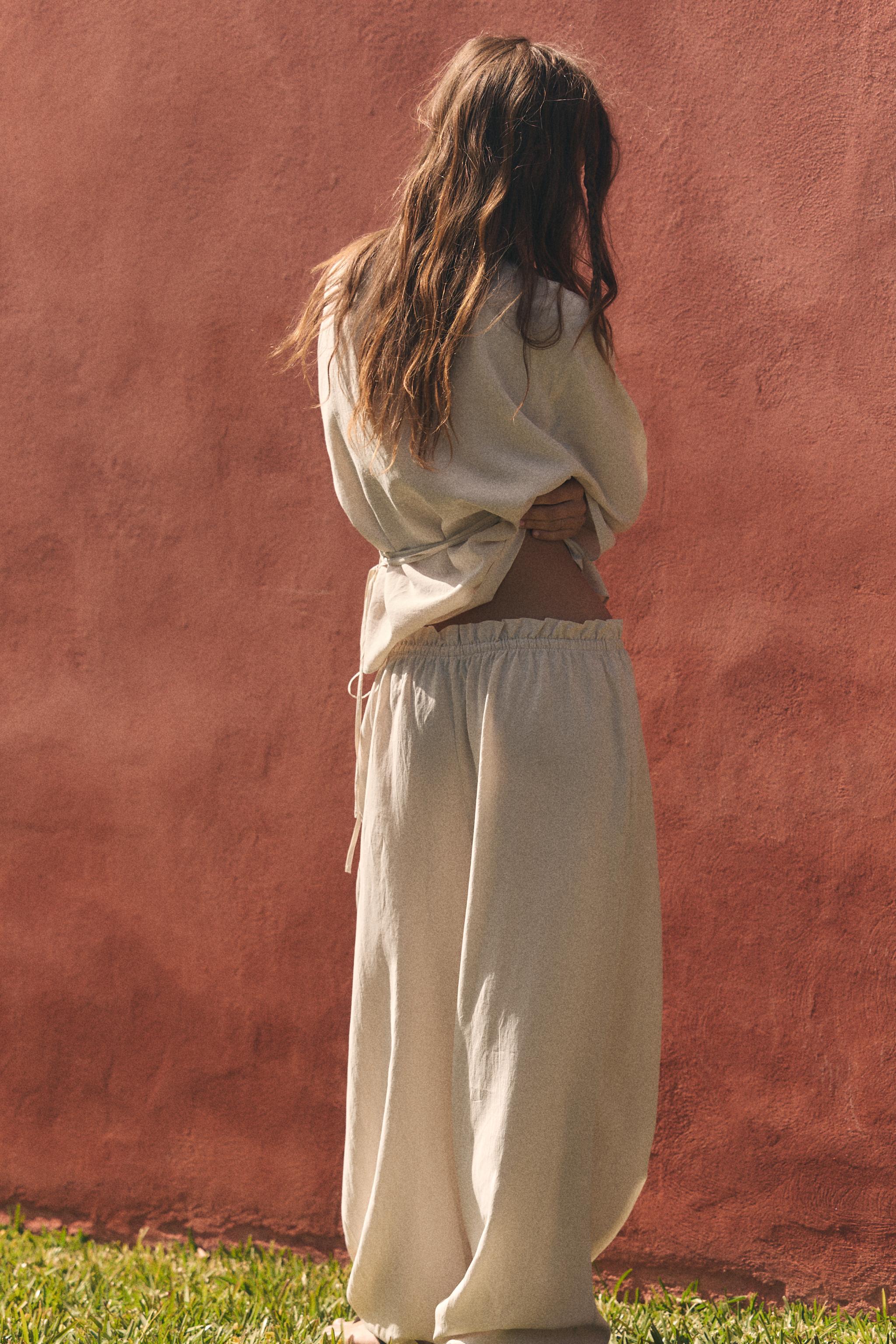 Zara tiene escondidos en su web unos preciosos pantalones palazzo: dos colores, a un precio de risa (15,99 euros) y con los que derrochar�s estilo en cualquier evento de invitada