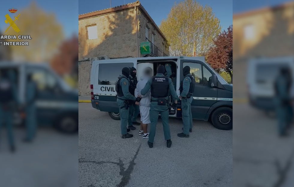 Uno de los detenidos custodiado por la Guardia Civil.
