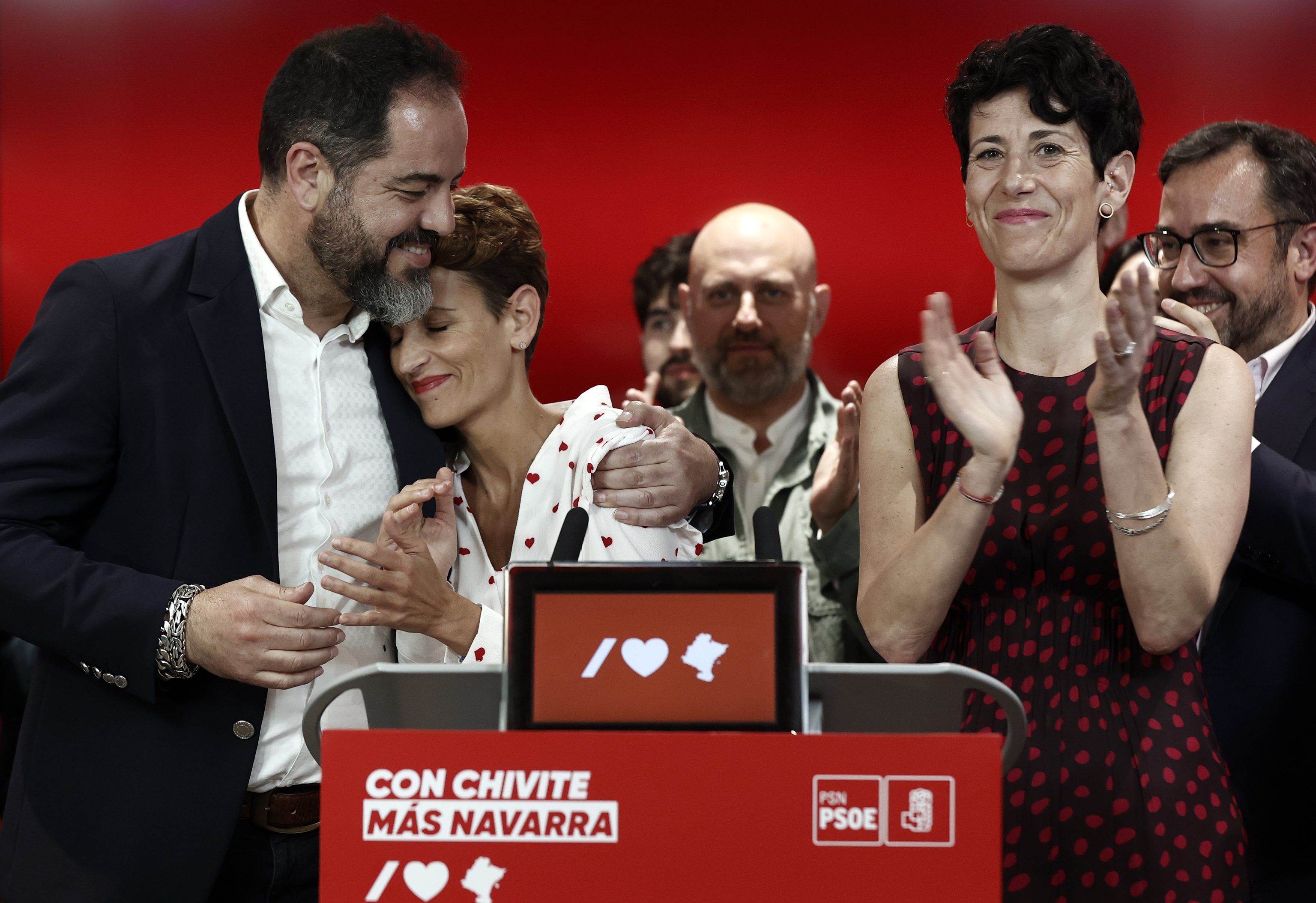 El ex secretario de Organizaci�n del PSN Ram�n Alz�rriz abraza a Mar�a Chivite tras las elecciones forales de mayo de 2023.