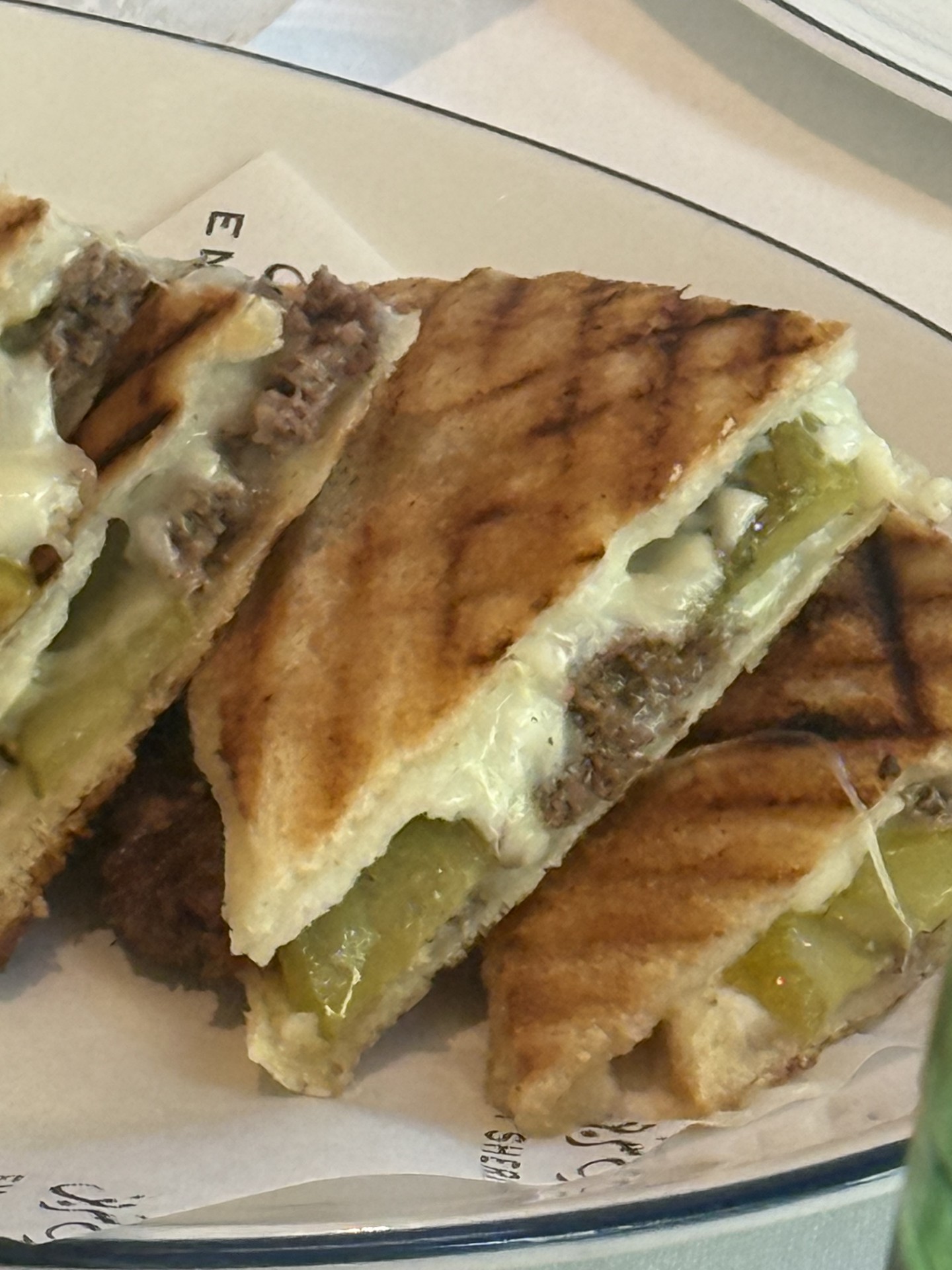 Pan con queso, cebolleta, guindilla y carne, de Em Sharif.