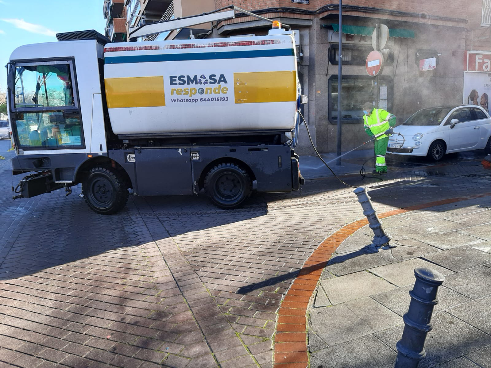 Trabajadores de ESMASA limpiando las calles de Alcorc�n.