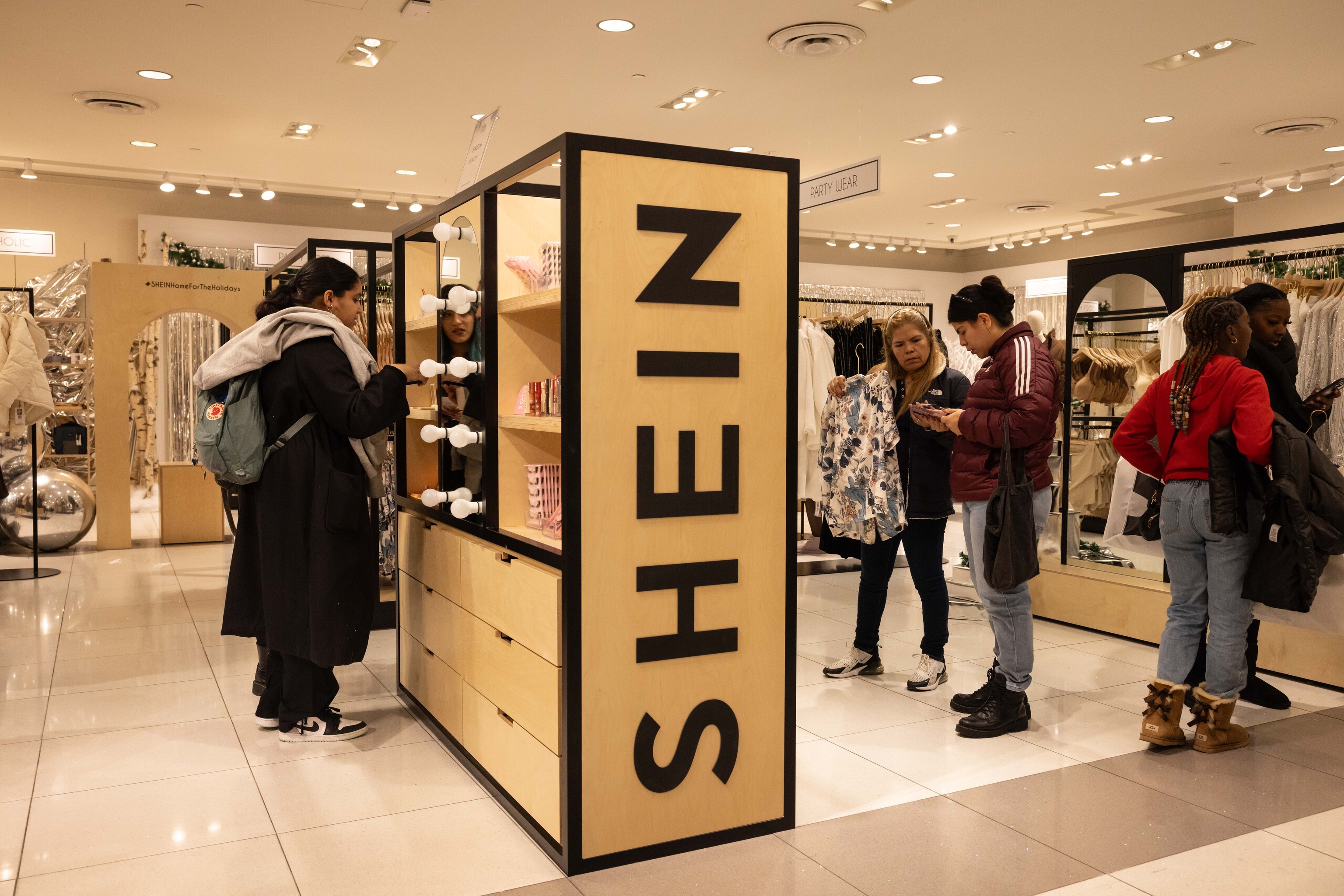Varias personas en una tienda de Shein.