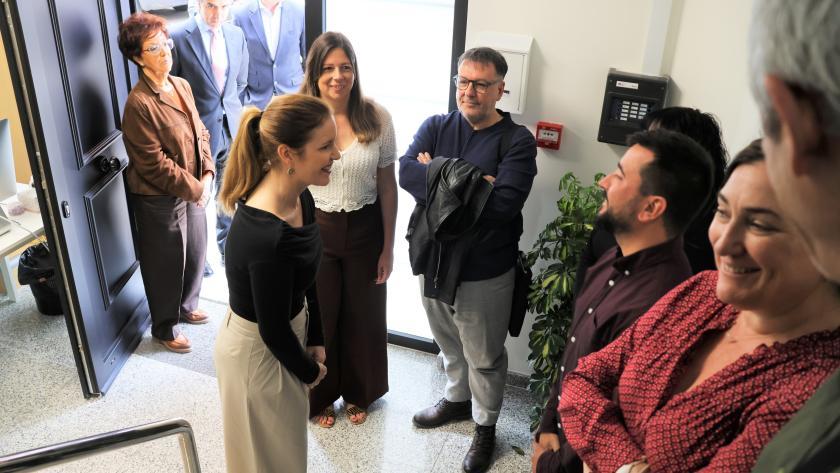 La consejera de Asuntos Sociales, Ana Dávila, este martes, con los trabajadores durante su visita al centro de víctimas de agresiones sexuales masculinas.