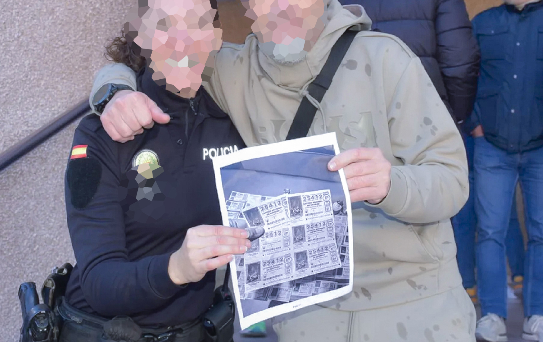 Dos policas locales de Ceuta posan con las decimos premiados de la loteria de Navidad.