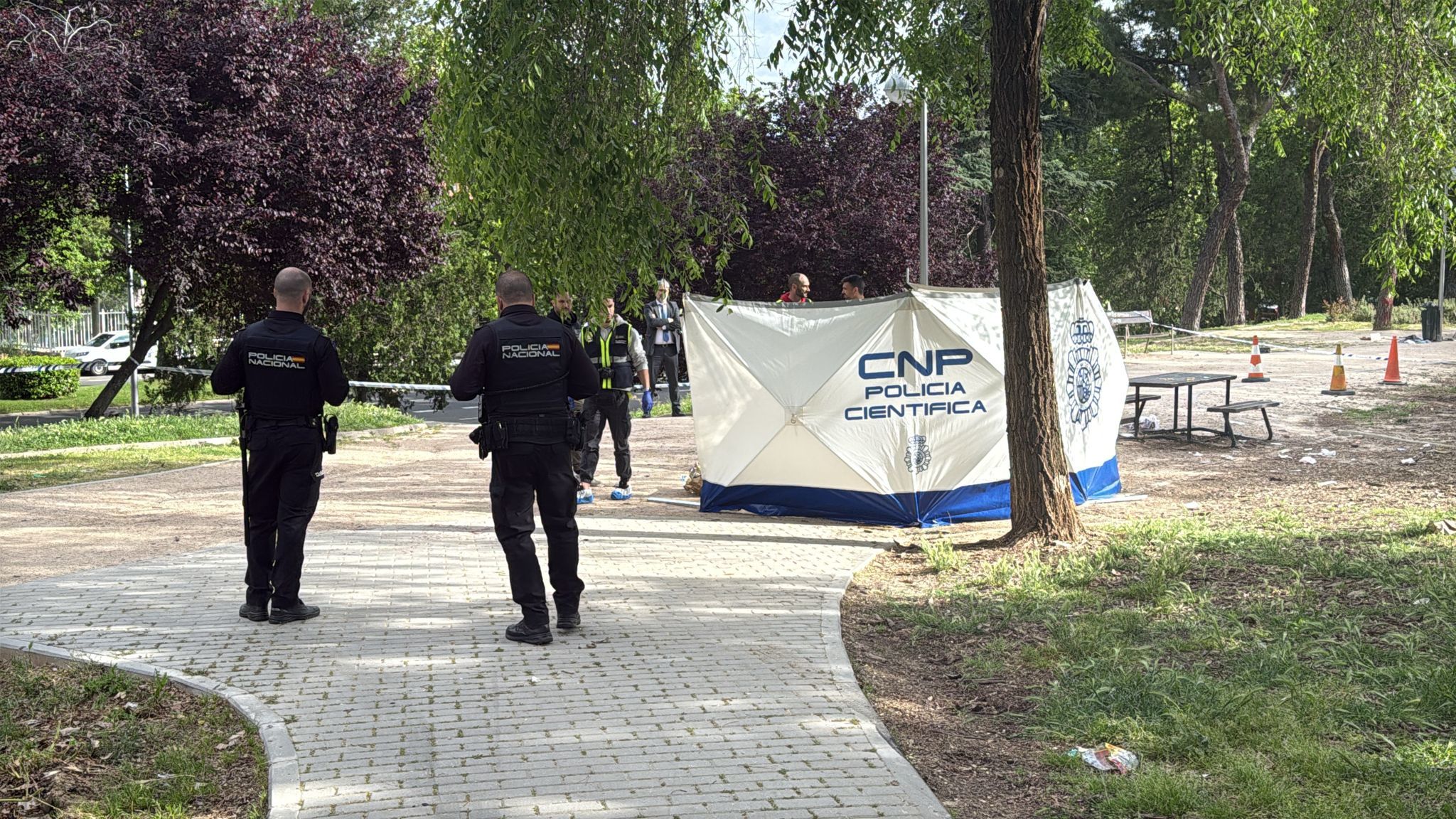 Polic�a nacionales en el lugar del crimen.