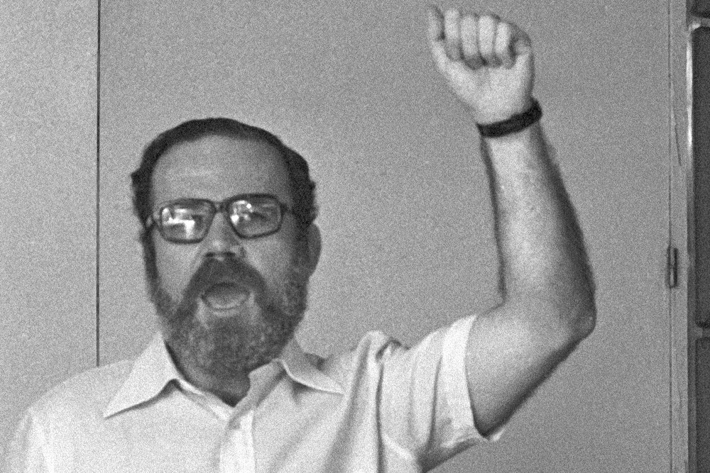 Francisco Bustelo Garc�a del Real, cantando La Internacional durante ntan la Internacional durante la jornada inaugural del Congreso Regional del PSOE de Madrid, el 4 de marzo de 1977.