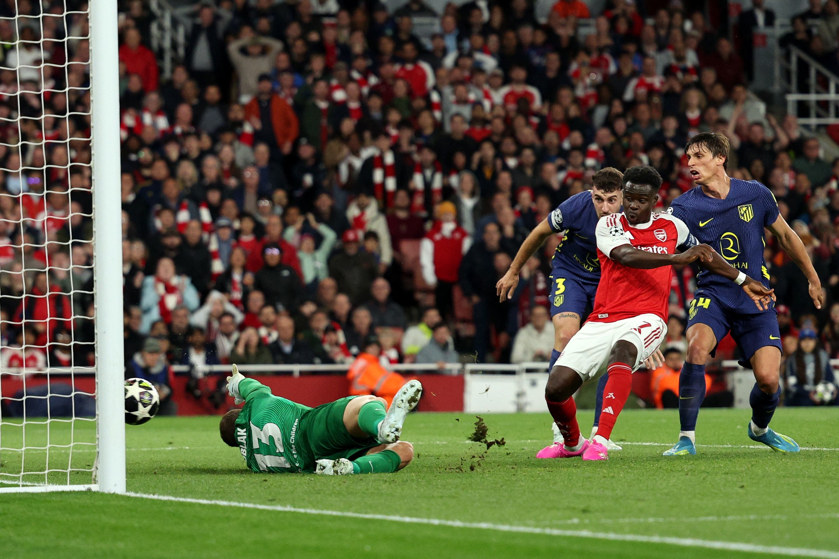 Gol de Saka en Londres.