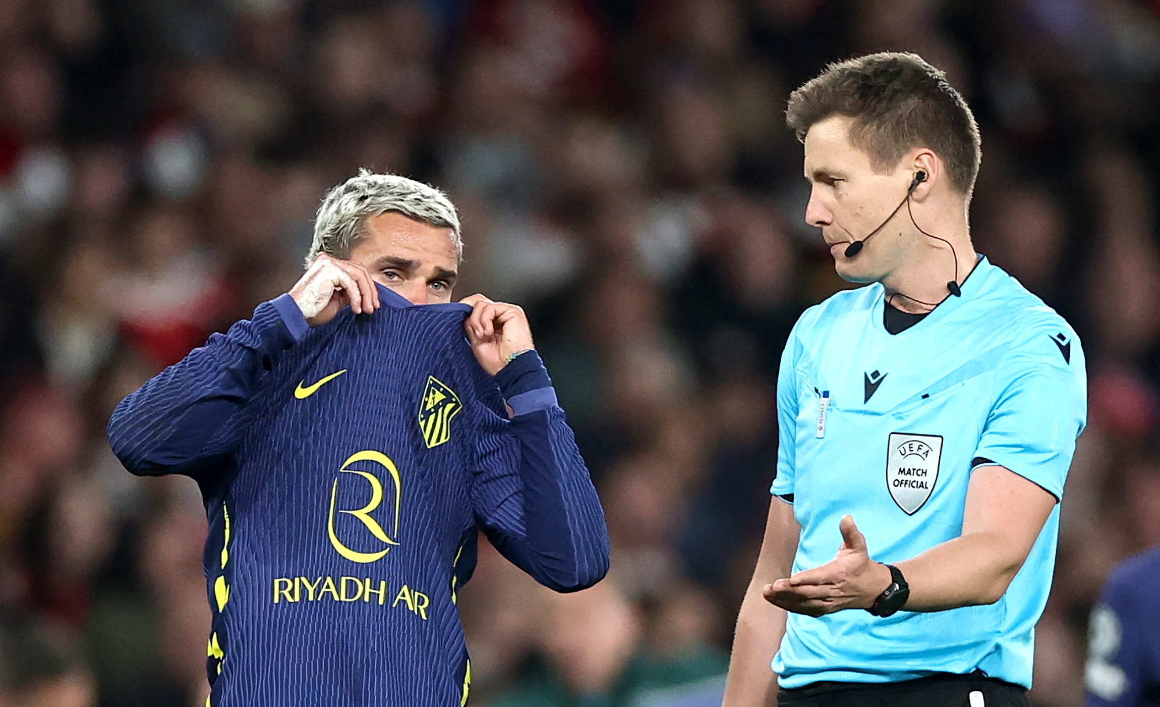 Griezmann habla con el árbitro, Daniel Siebert, durante el Arsenal-Atlético.