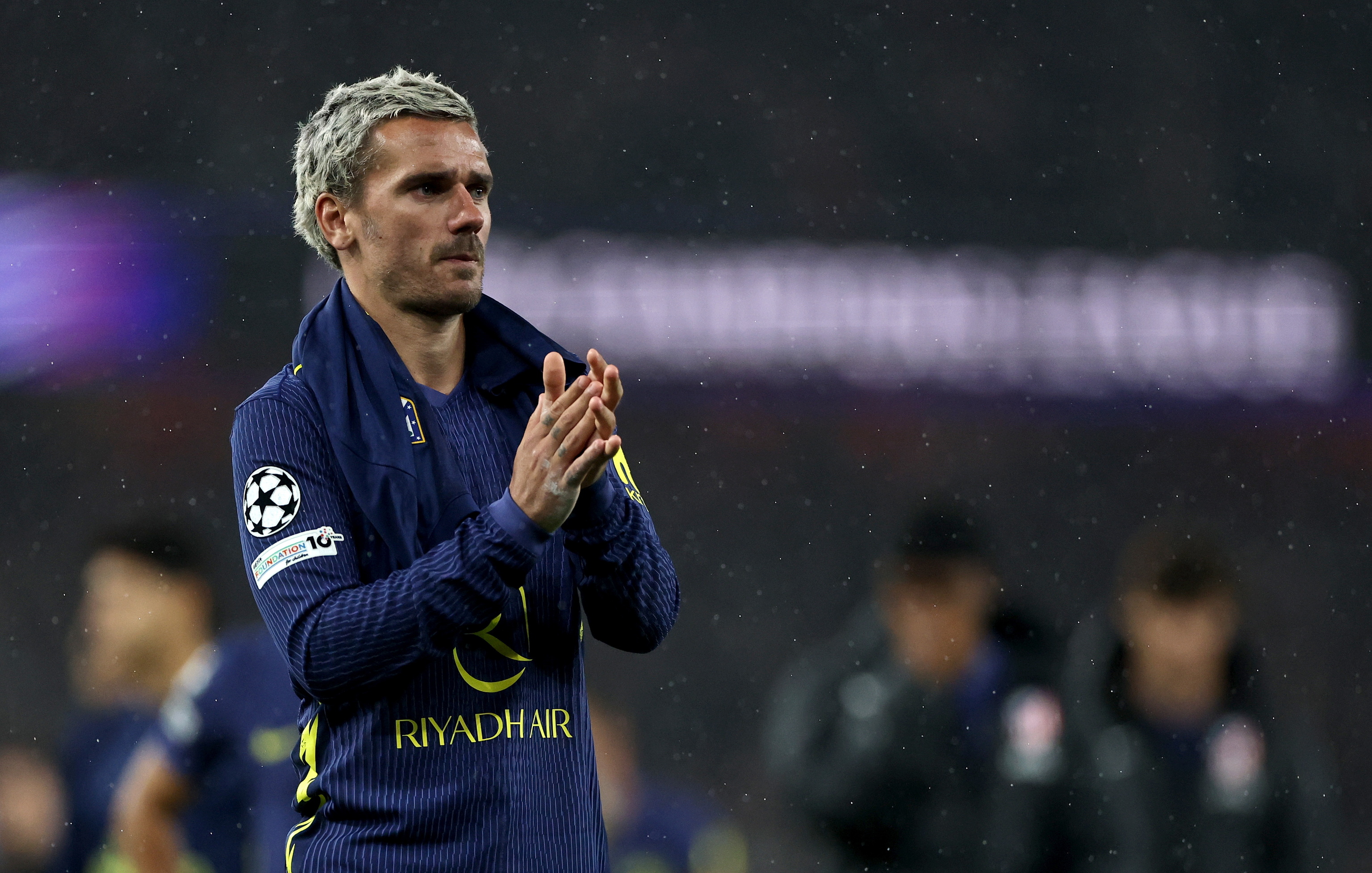 Griezmann aplaude a la afición tras la derrota.
