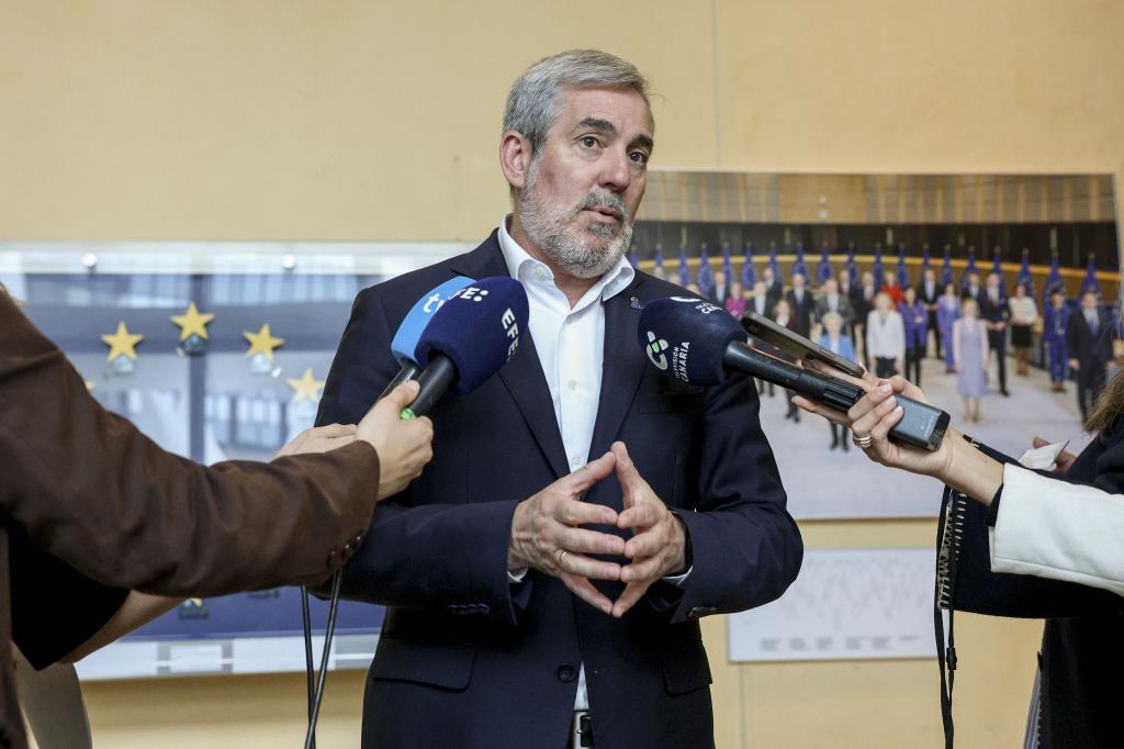 El presidente de Canarias, Fernando Clavijo, el martes, en declaraciones a los medios desde Bruselas.