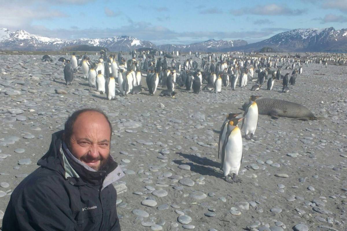 Ricardo Hevia, rodeado de fauna salvaje durante una expedición.