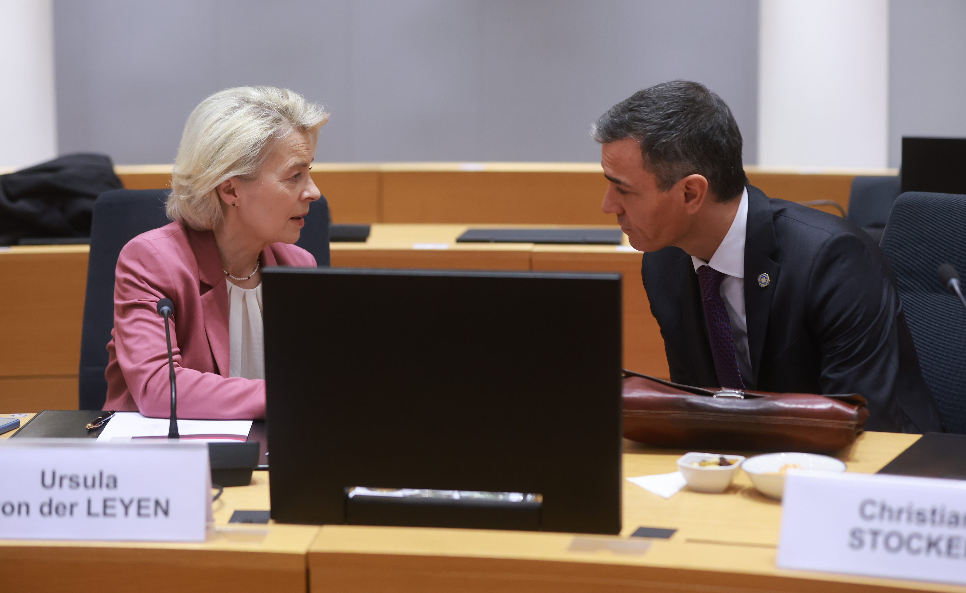 La presidenta de la Comisi�n, Ursula von der Leyen, y el presidente del Gobierno, Pedro S�nchez.