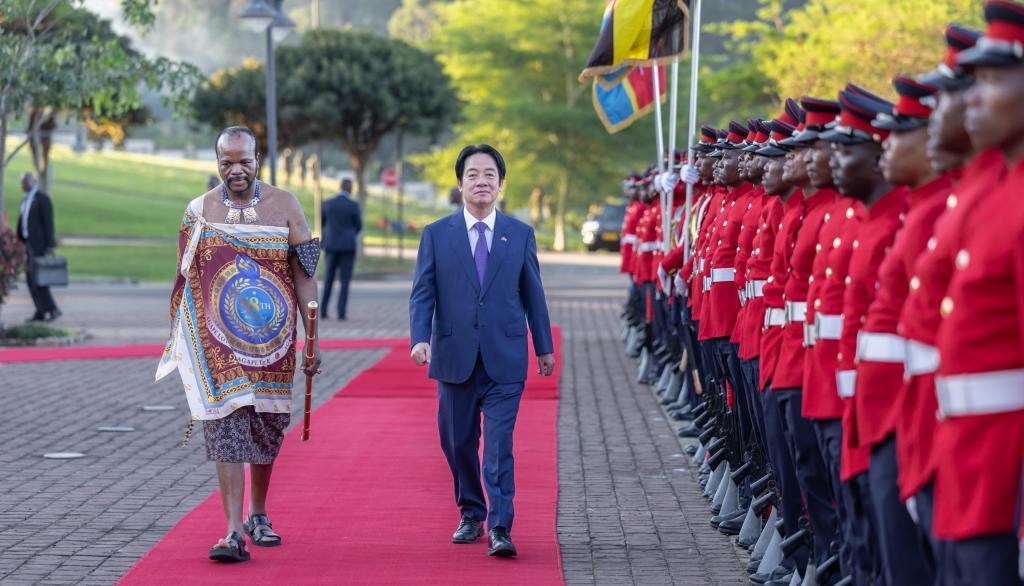 El presidente de Taiwan, Lai Ching Te, junto al rey Mswati III en Eswatini.
