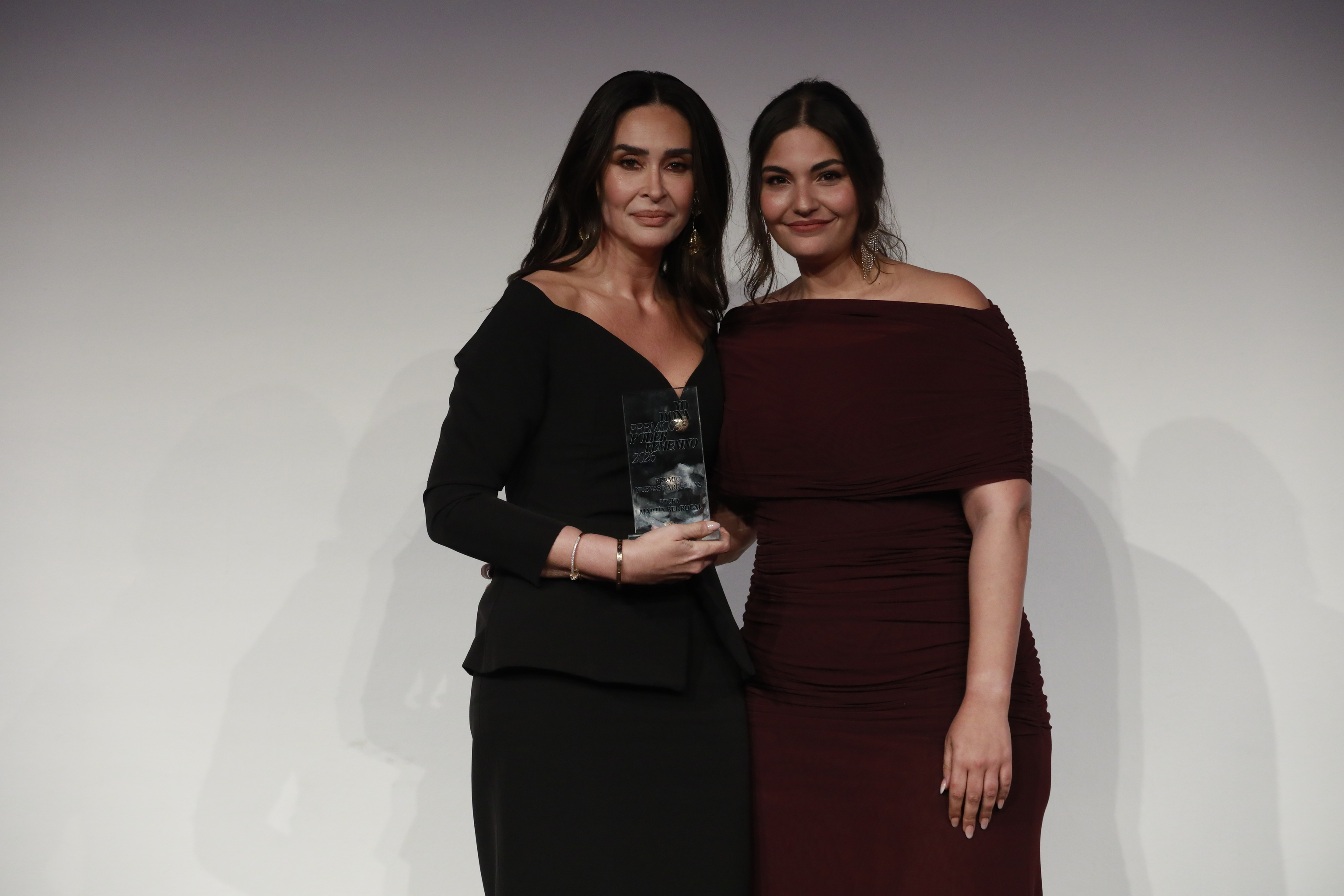 Andrea Quintero entreg� el premio a Vicky Mart�n Berrocal.