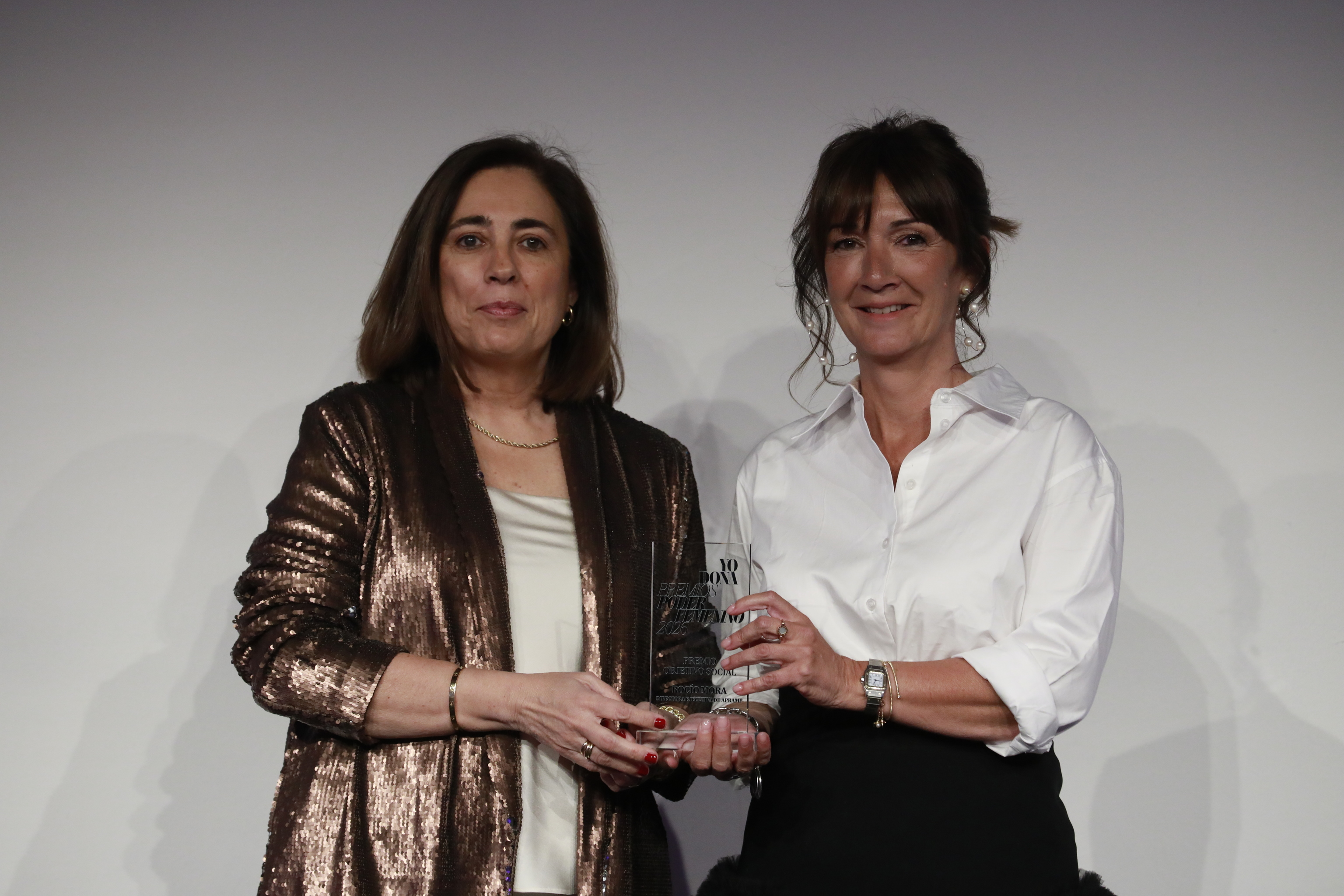 Roc�o Mora recibi� el premio de manos de Cristina Aldaz, subdirectora de Yo Dona.