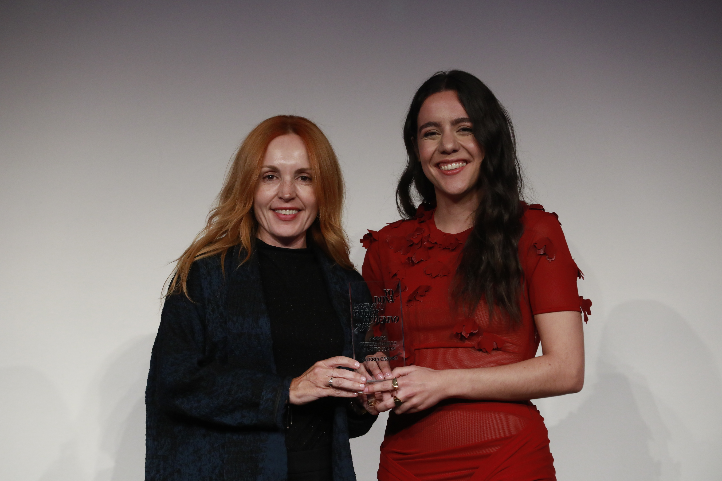 Eva Soto, responsable de M�rketing y Publicidad de O2, entreg� el premio a Valeria Castro.