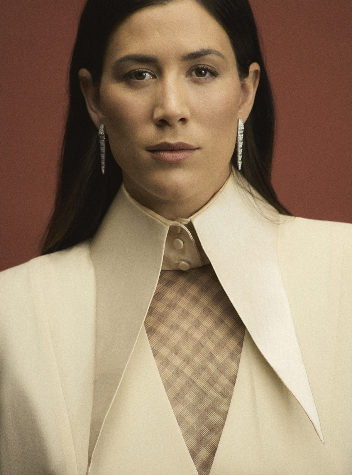 Chaqueta y top de Louis Vuitton. Pendientes en oro blanco y pavo de diamantes de Bulgari.