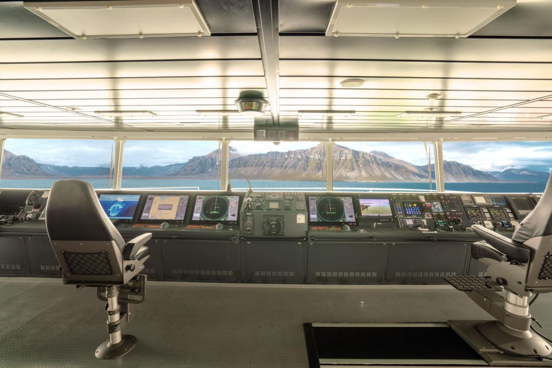 Cabina de mandos del barco.