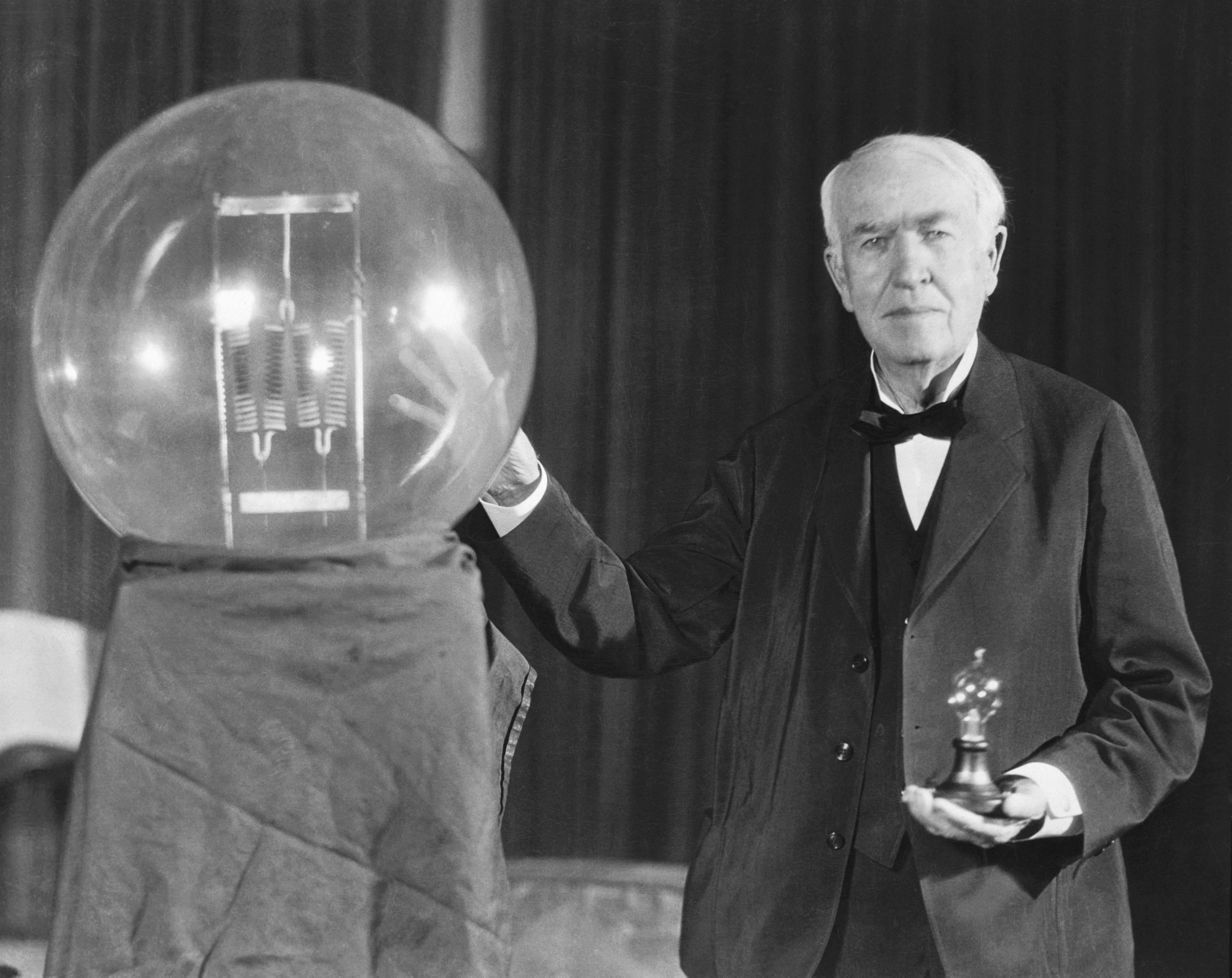 Thomas Alva Edison junto a una r�plica de su primera bombilla.