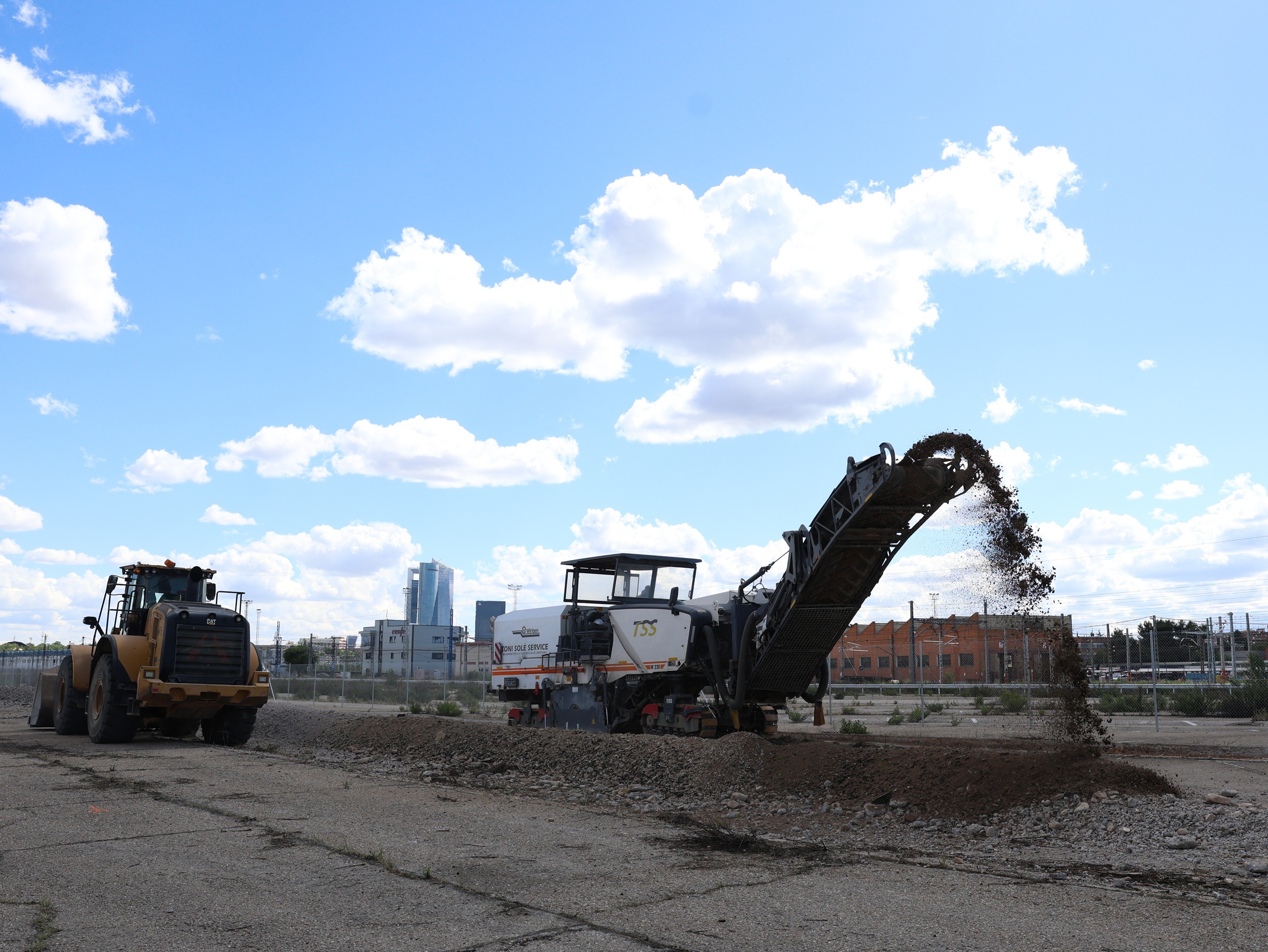 Excavadoras sobre el terreno de lo que ser� Madrid Nuevo Norte.
