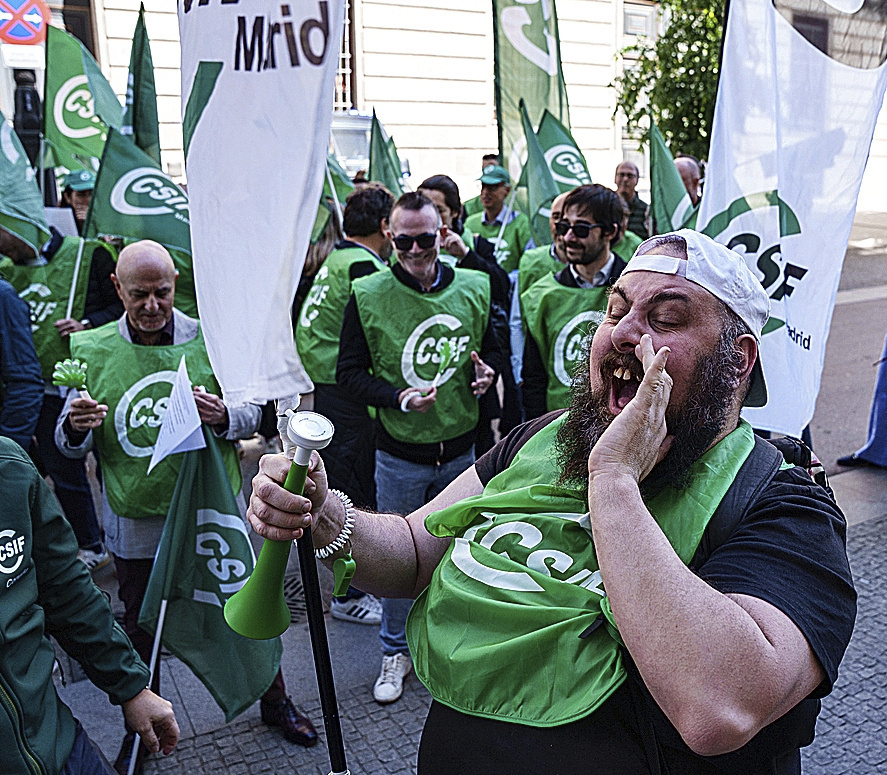 Manifestantes de CSIF ante Hacienda para exigir mejoras laborales
