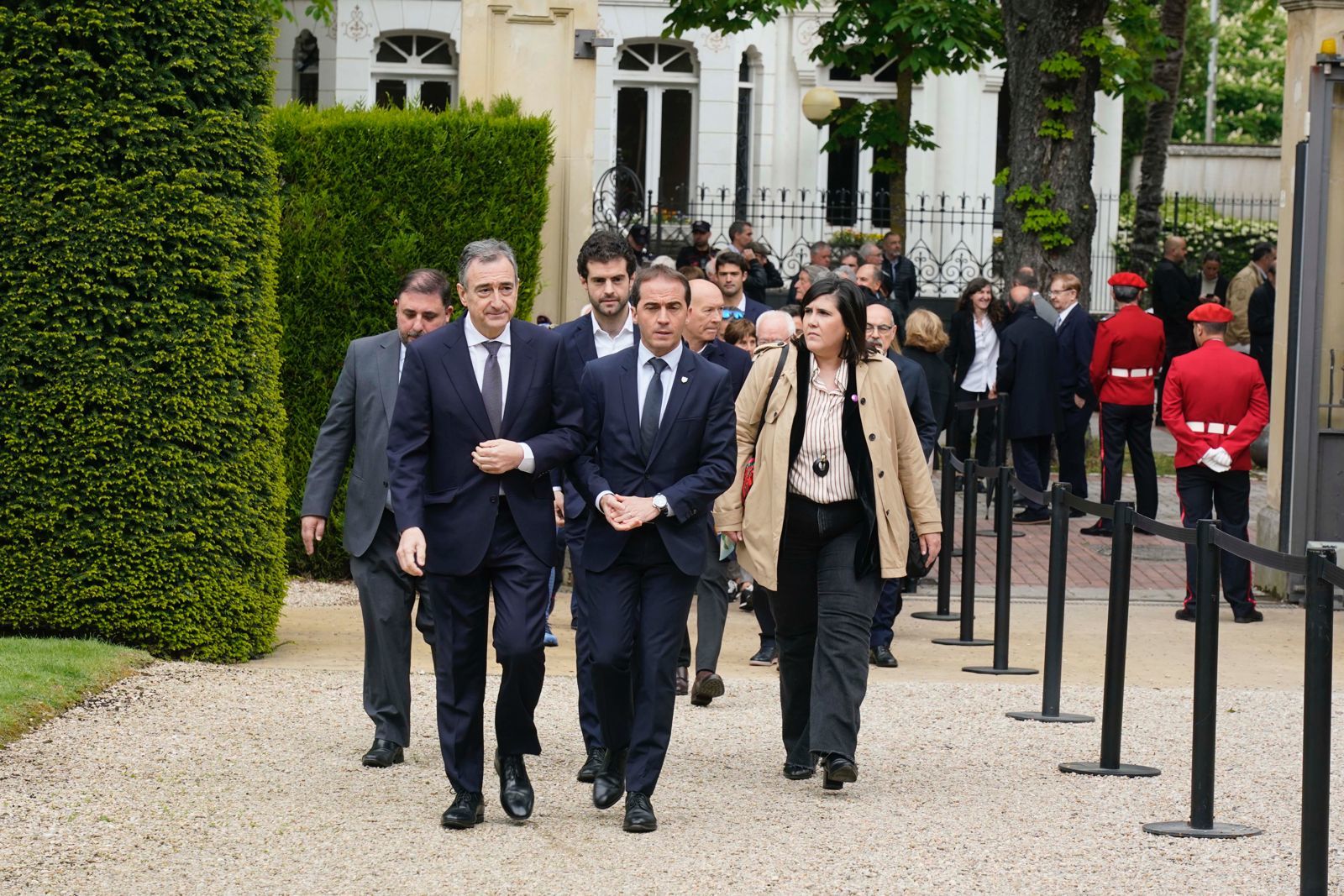 El presidente del PNV Aitor Esteban junto a todos los dirigentes del EBB se dirigen a la capilla ardiente de Carlos Garaikoetxea en el palacio de Ajuria Enea.