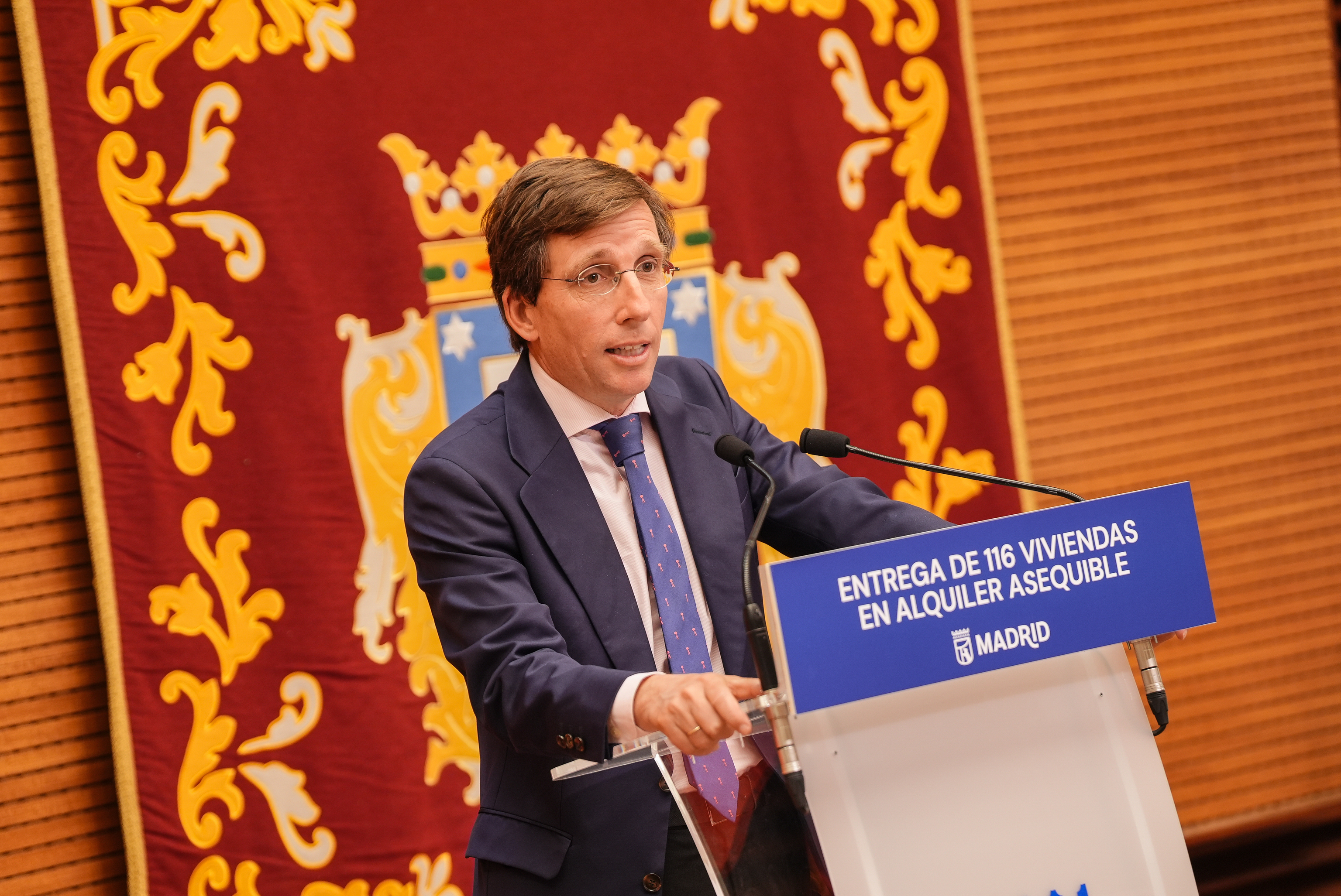 Almeida, durante la entrega de llaves para pisos de El Ca�averal.