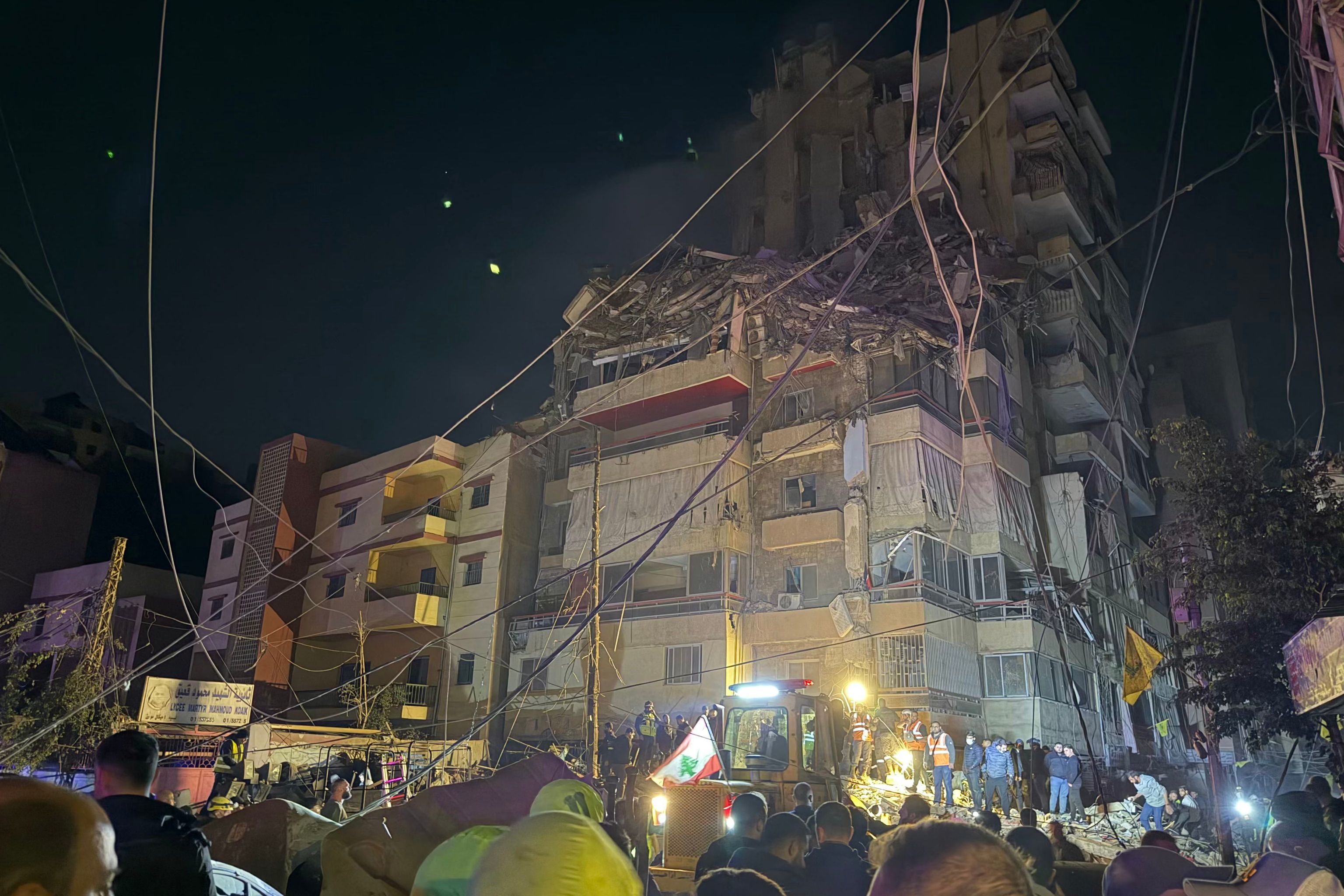 Varias personas se re�nen frente a un edificio bombardeado por las fuerzas israel�es en los suburbios de Beirut, este mi�rcoles.