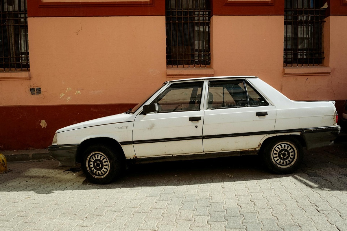 Ni en la calle ni en el garaje: la multa de hasta 3.000 euros por tener el coche parado sin seguro