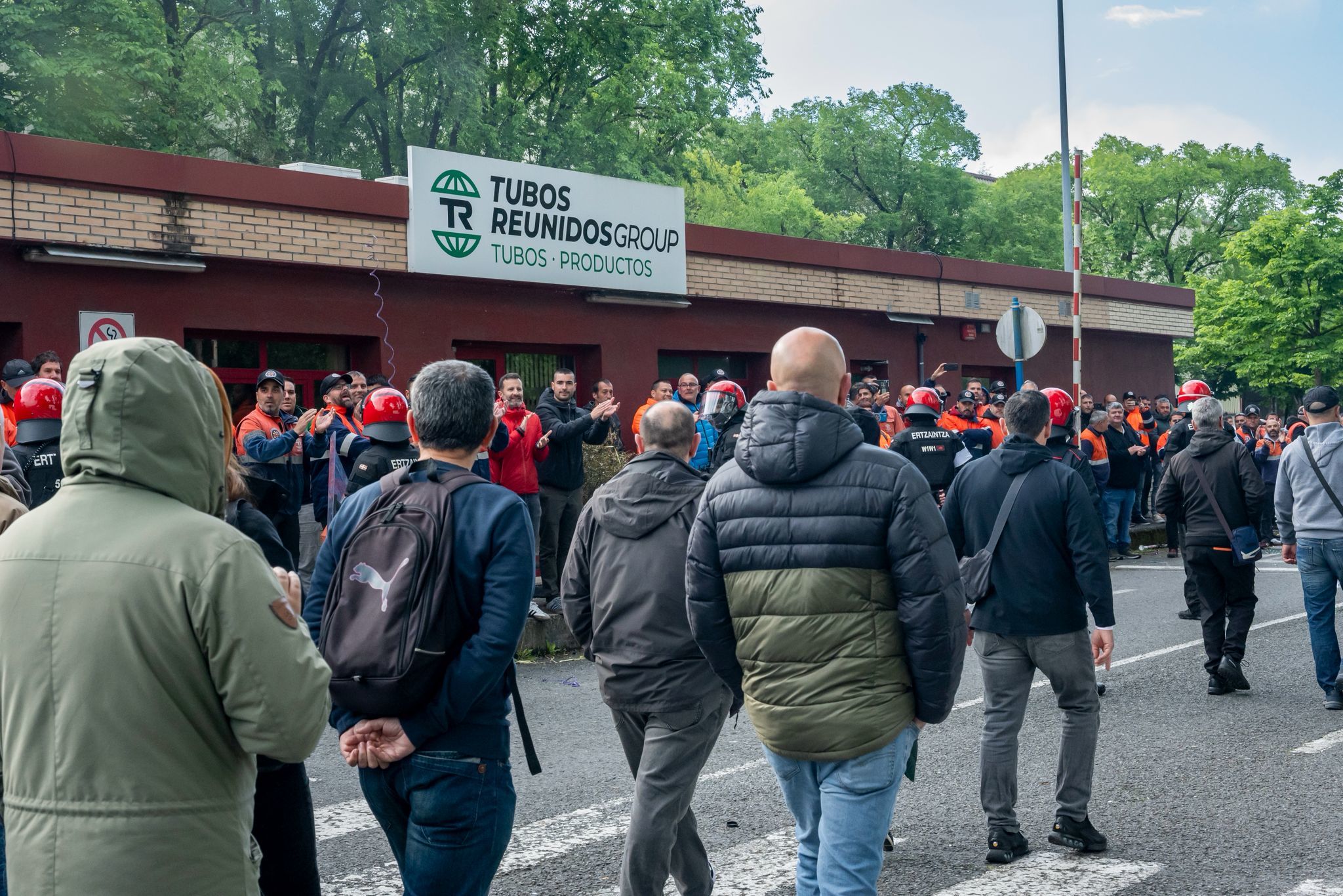 Empleados de Tubos Reunidos acceden al interior de la fábrica de Amurrio mientras son aplaudidos por sus compañeros partidarios de continuar con la huelga indefinida.
