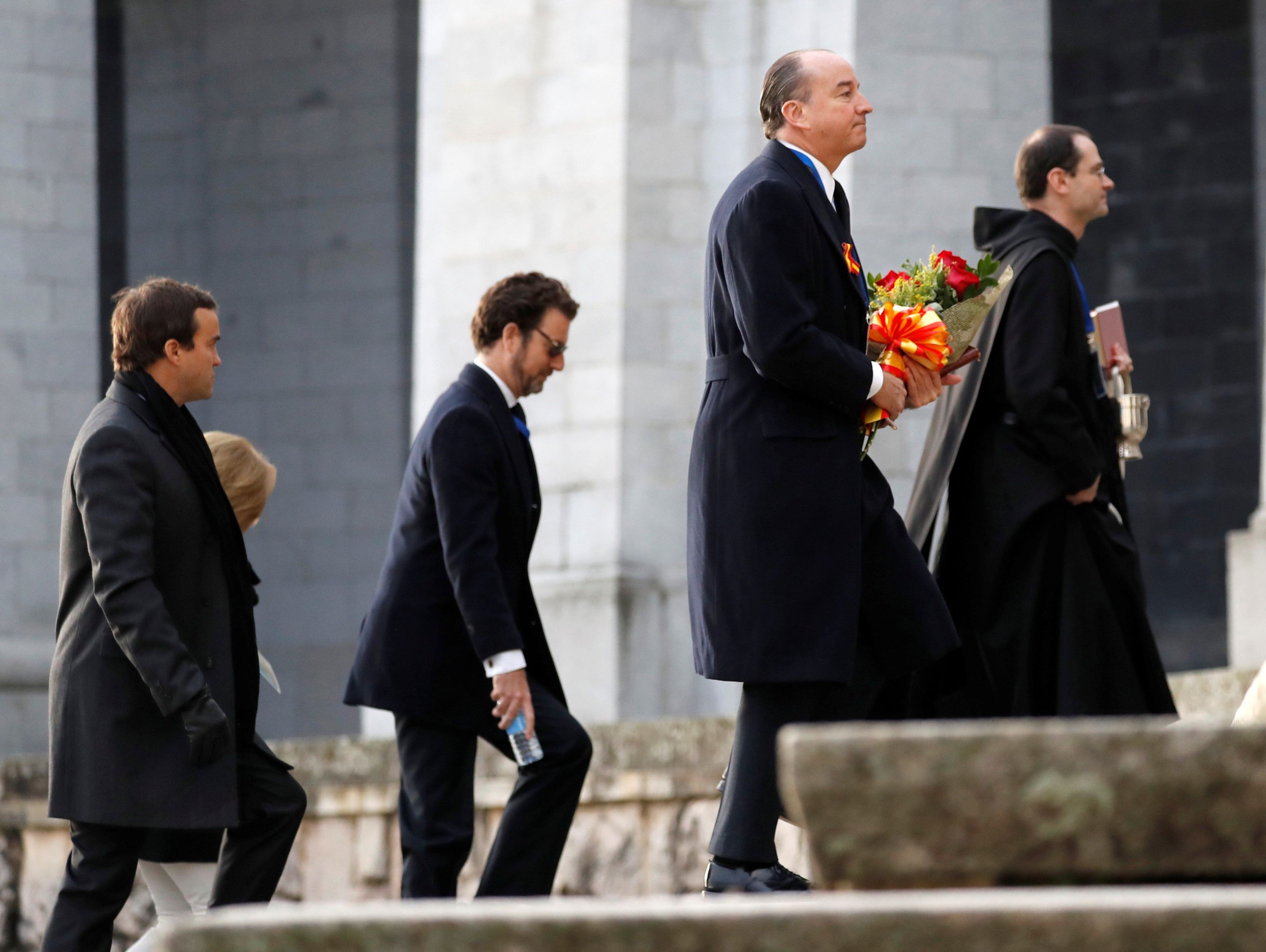 Jaime Ardid (segundo por la izquierda) durante la exhumaci�n de Franco del Valle de los Ca�dos