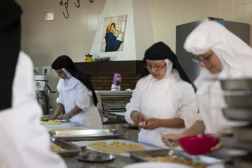 Las religiosas trabajando en el obrador.