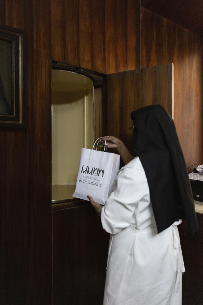 La venta de los dulces se hace a través de un torno en la entrada del convento.