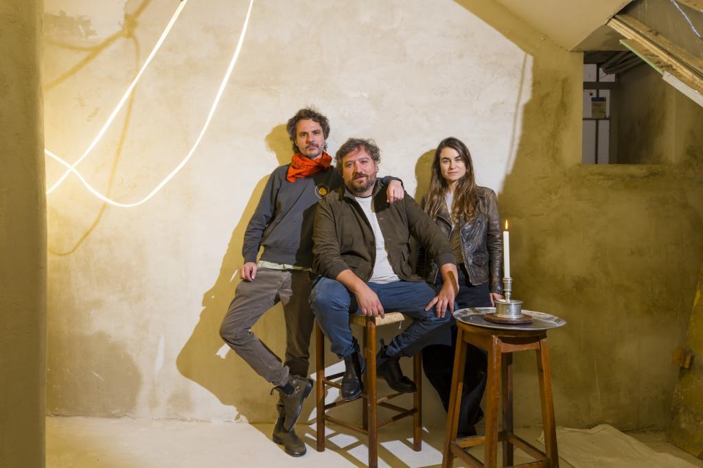 De izqda. a dcha.: Nacho Ventosa, César de la Parra y Sara Aznar, en el local en obras donde se instalará La Once Mil en Madrid.
