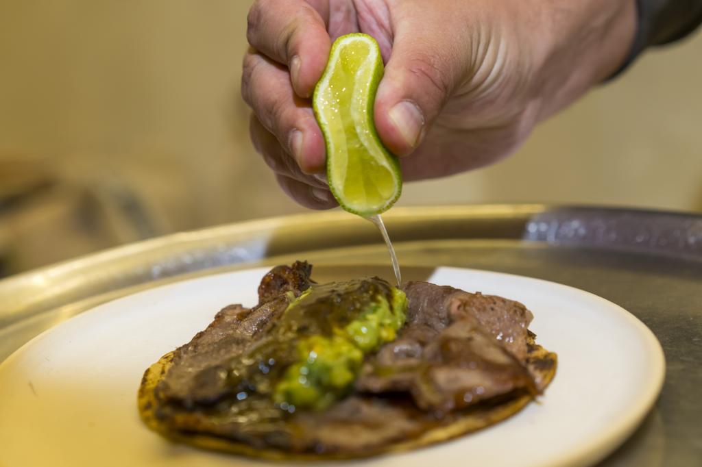 El famoso taco de rib eye de la taquería La Once Mil.