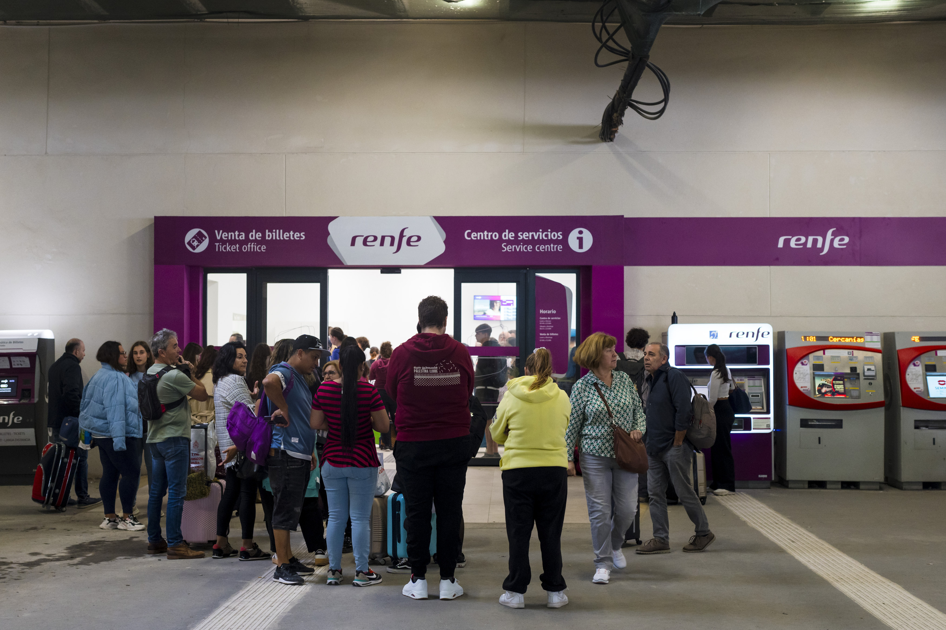 Varios viajeros en Atencion al Cliente de Renfe por la cancelaci�n de hasta 32 trenes.
