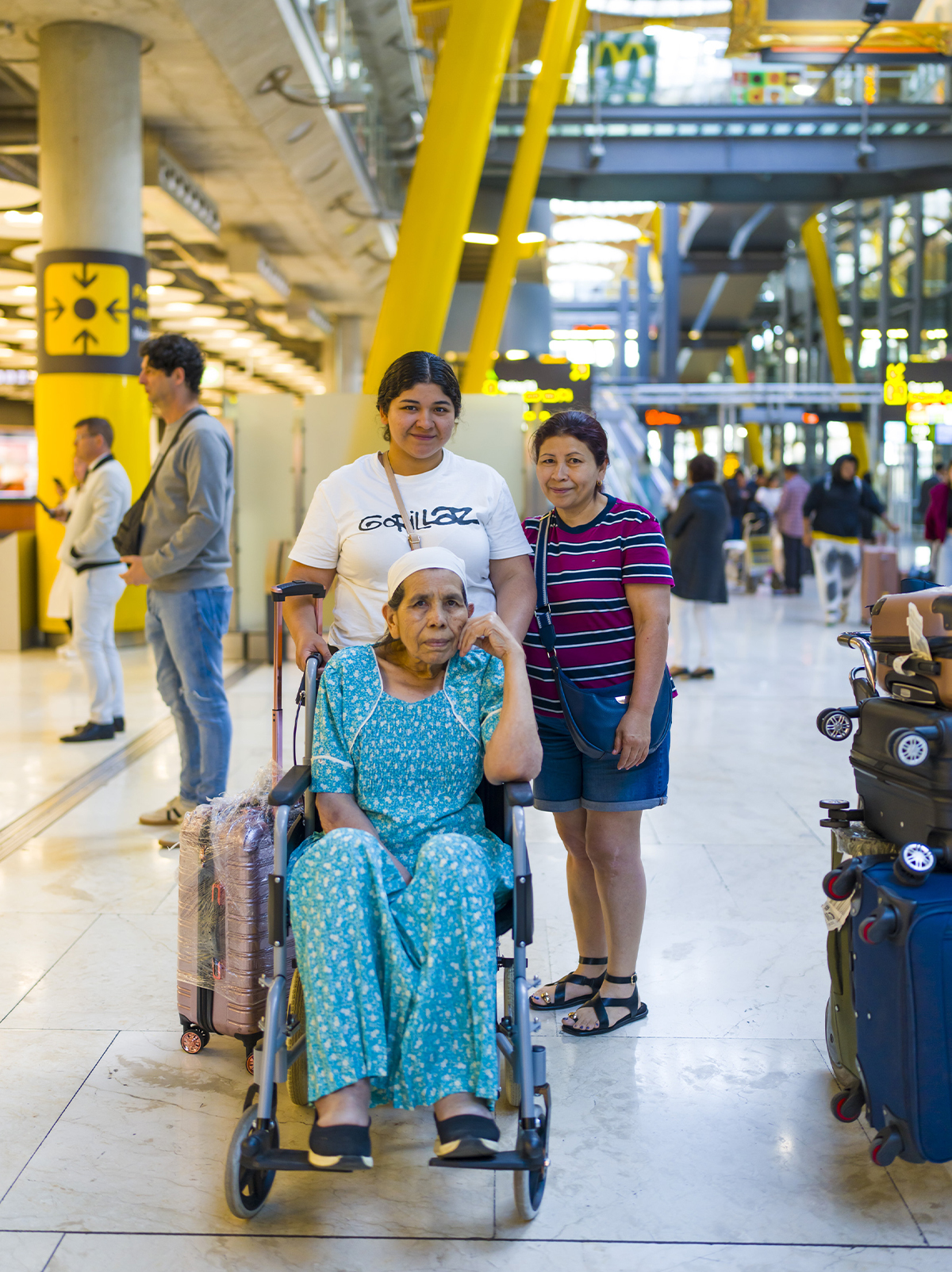 Vilma (en silla de ruedas) se une a su nieta Catia (con la camiseta blanca) y su hija Evelyn, que llevan años residiendo en España.