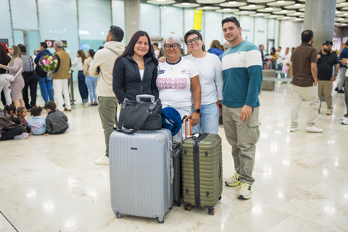 De izquierda a derecha: Daniuska, su madre (de visita), su hermana Madeleine y su novio Carlos. Daniuska lleva 3 años en España y su pareja, 10. Ambos solicitaron asilo político a su llegada. Madeleine llegó hace siete meses y está tramitando su visa de nómada digital.