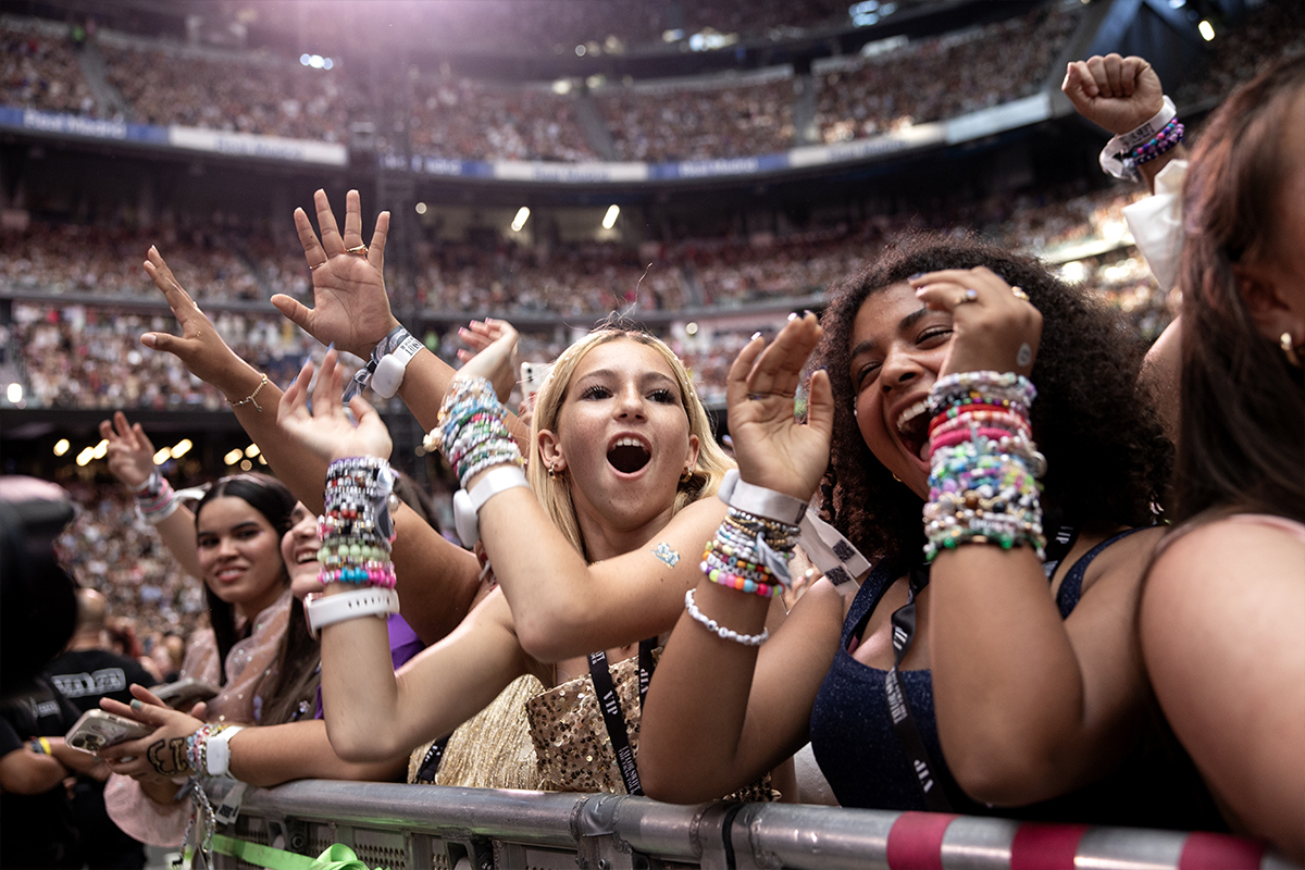 Fans de Taylor Swift, en el Bernabéu.