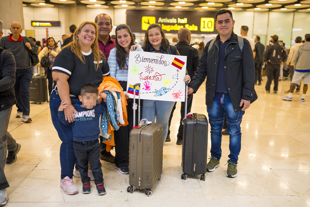 Marisol (con camiseta negra) y Miguel (de granate) visitan a sus hijas María (de azul) y Mayra, así como a Jefferson (novio de María), y al pequeño hijo de ambos. Aunque los más jóvenes ya han comenzado una vida en España, Marisol y Miguel no contemplan emigrar.